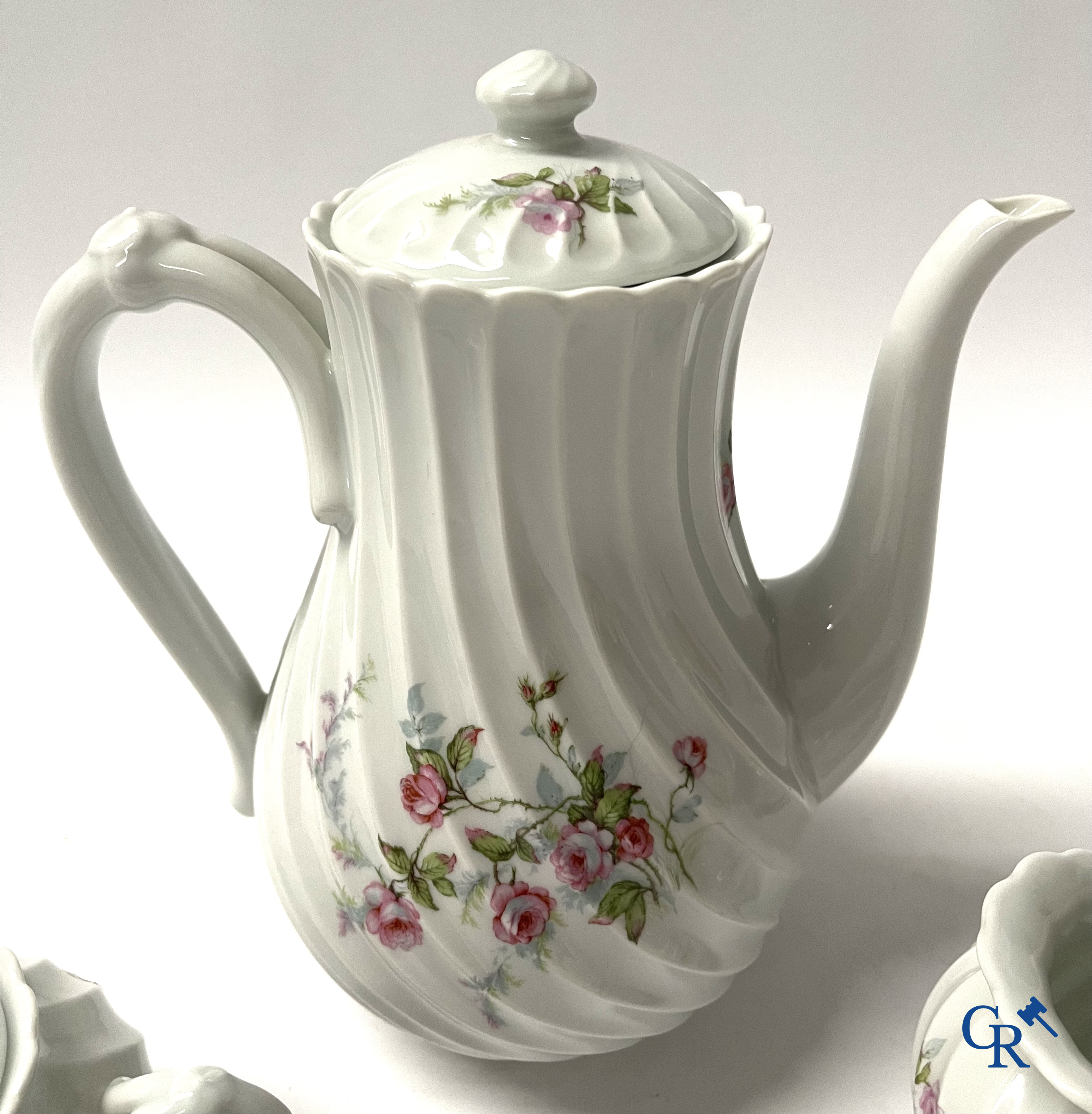Haviland Limoges. An extensive hand-painted coffee tableware in French porcelain. Circa 1900.