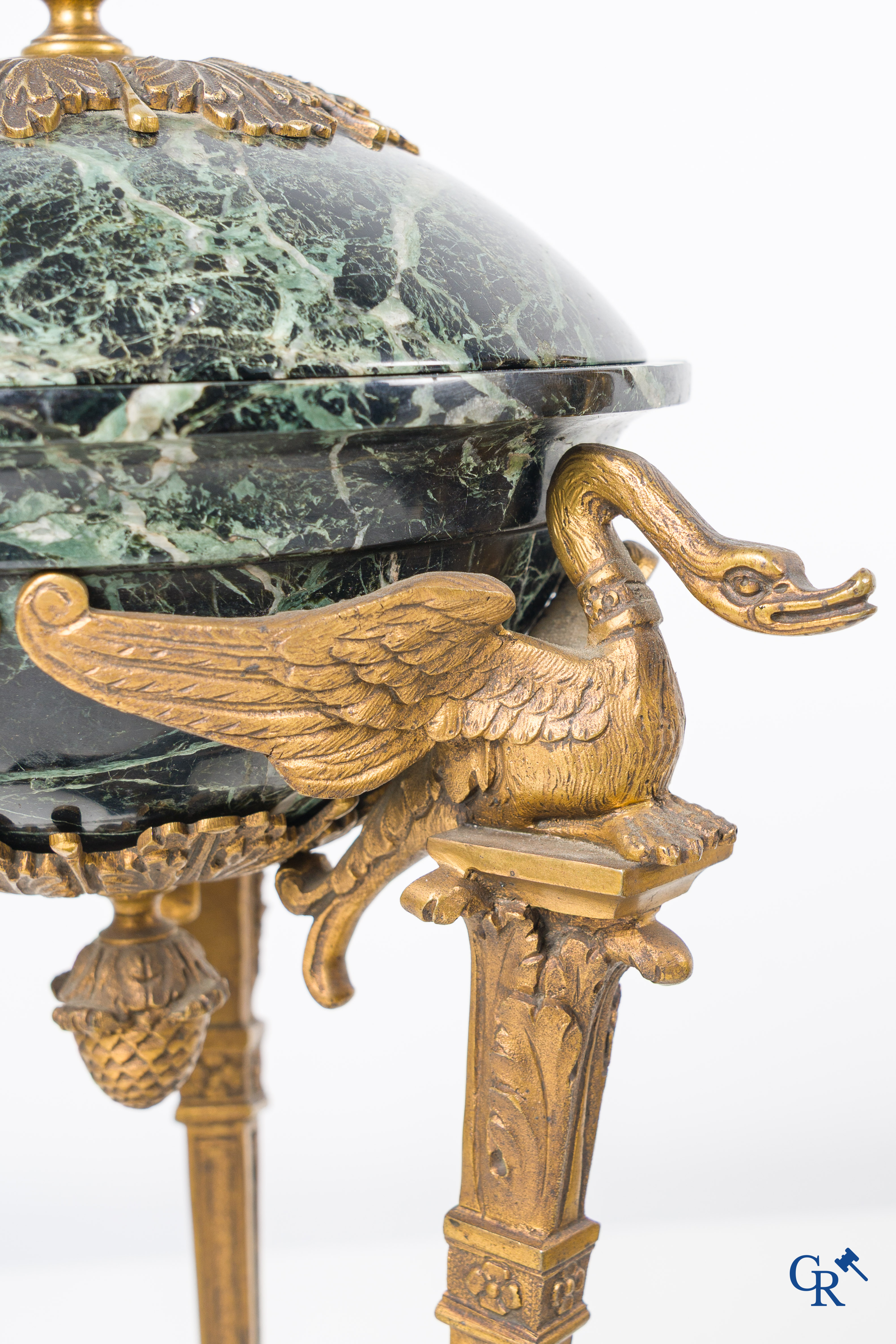 Een 3-delige schouwgarnituur in groen geaderde marmer en vergulde brons. Empire stijl. Circa 1900.