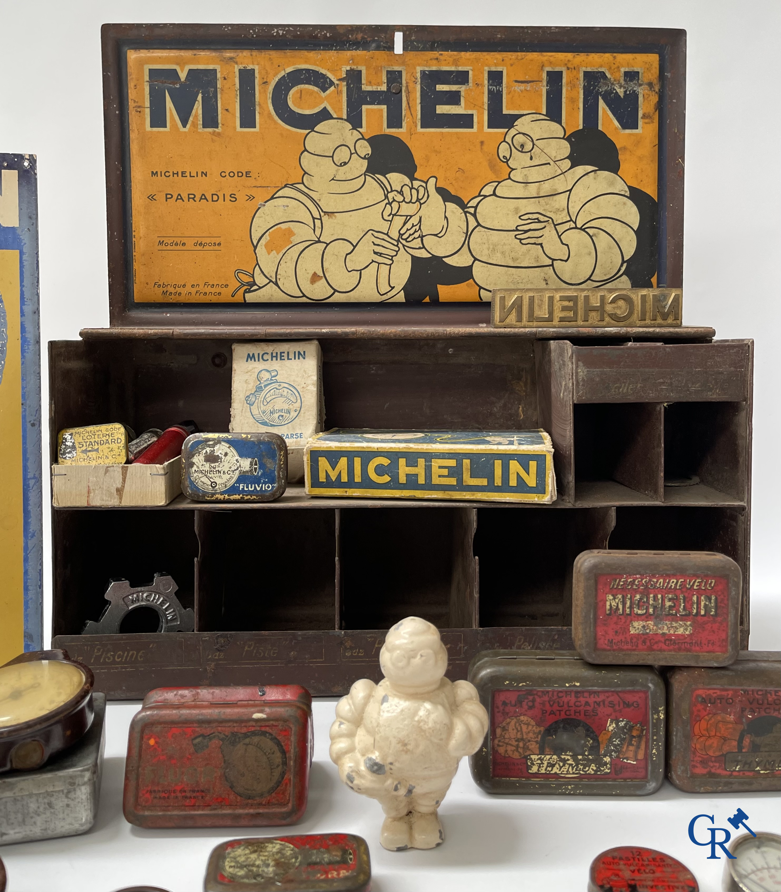 Michelin, een groot lot reclame objecten en meetinstrumenten voor Michelin banden.