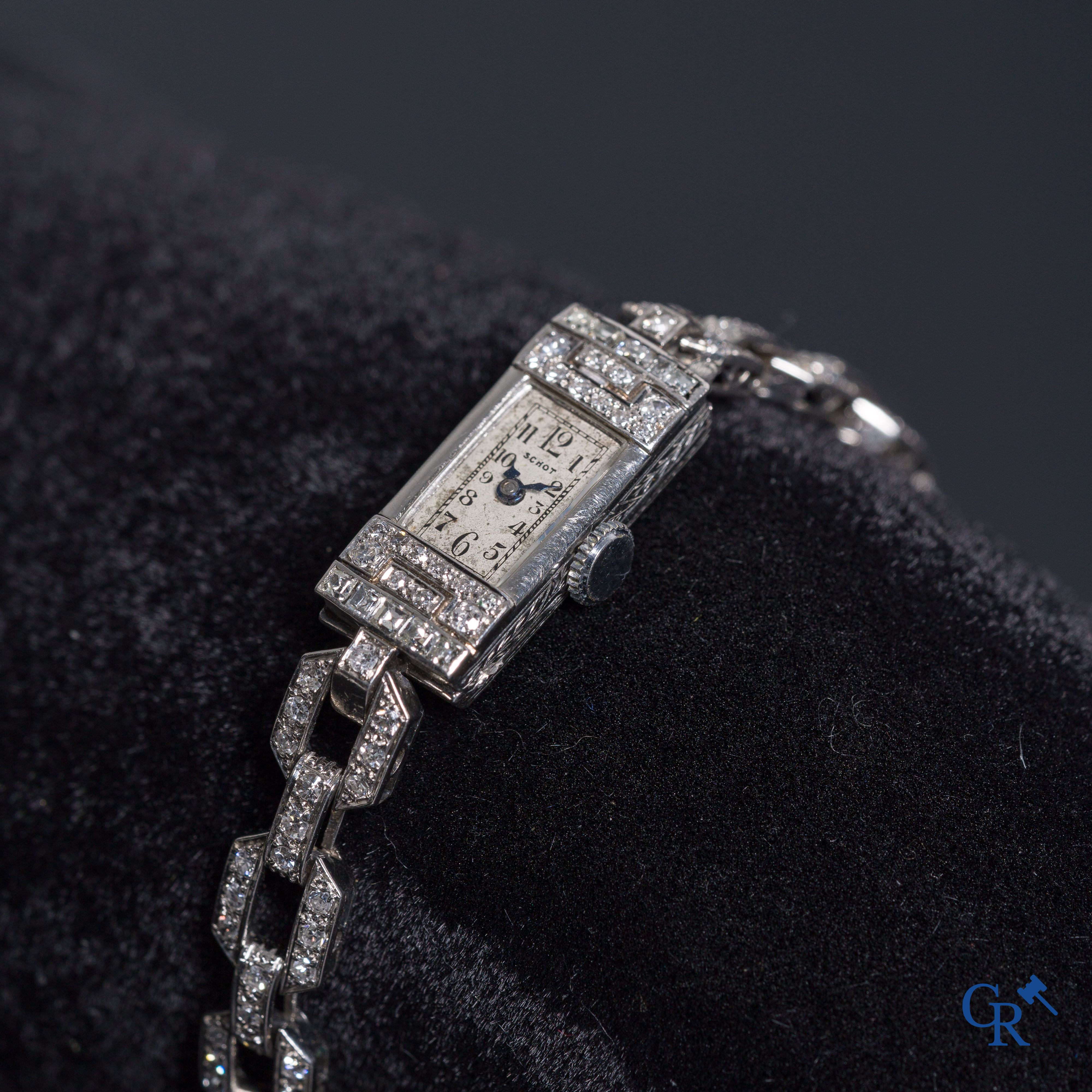 Watches: a ladies wristwatch in platinum and diamonds, marked Schot. Art Deco period.