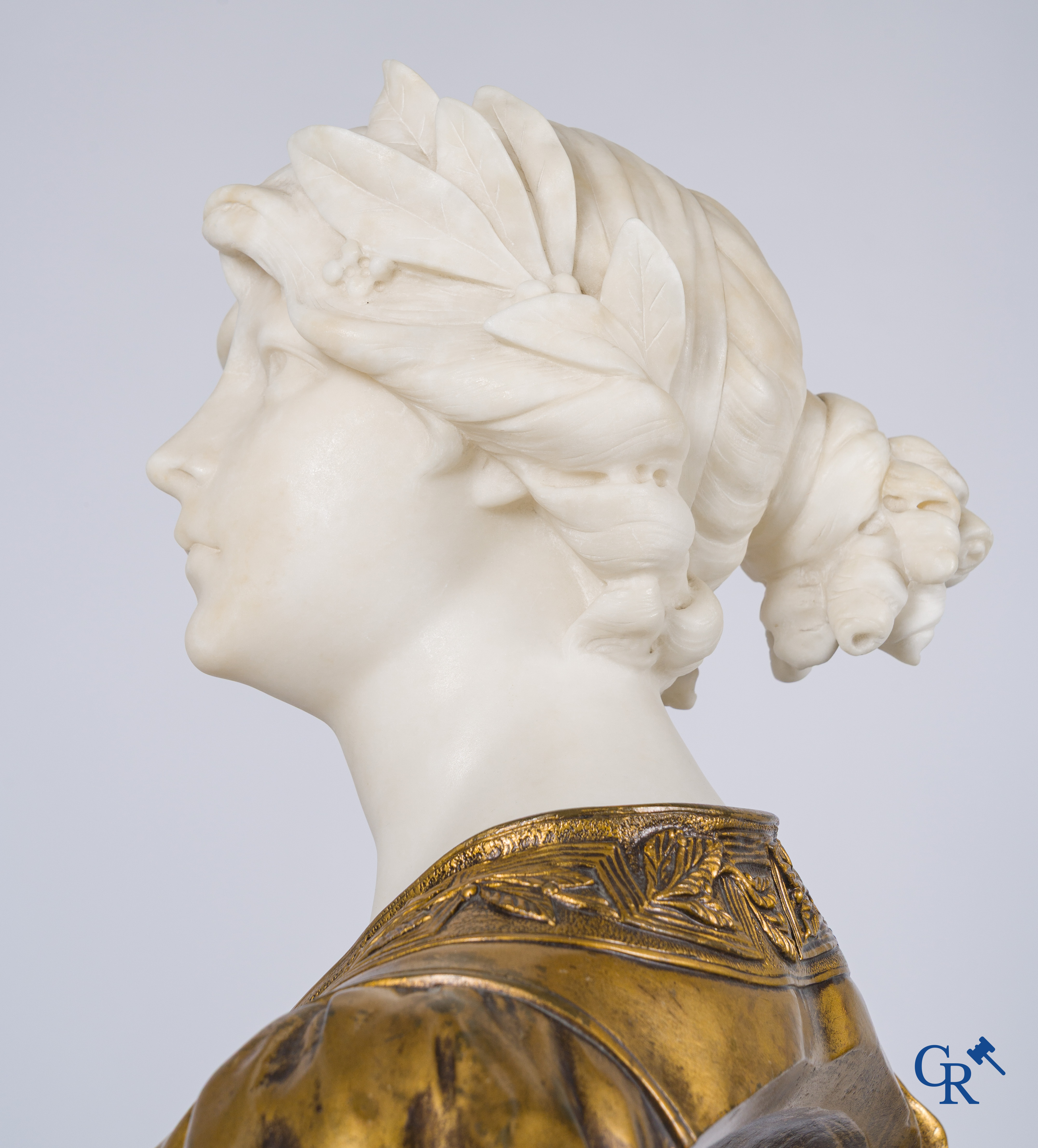 Gustave Van Vaerenbergh (1873-1927) Damesbuste in marmer en brons op een marmeren sokkel. Gesigneerd.