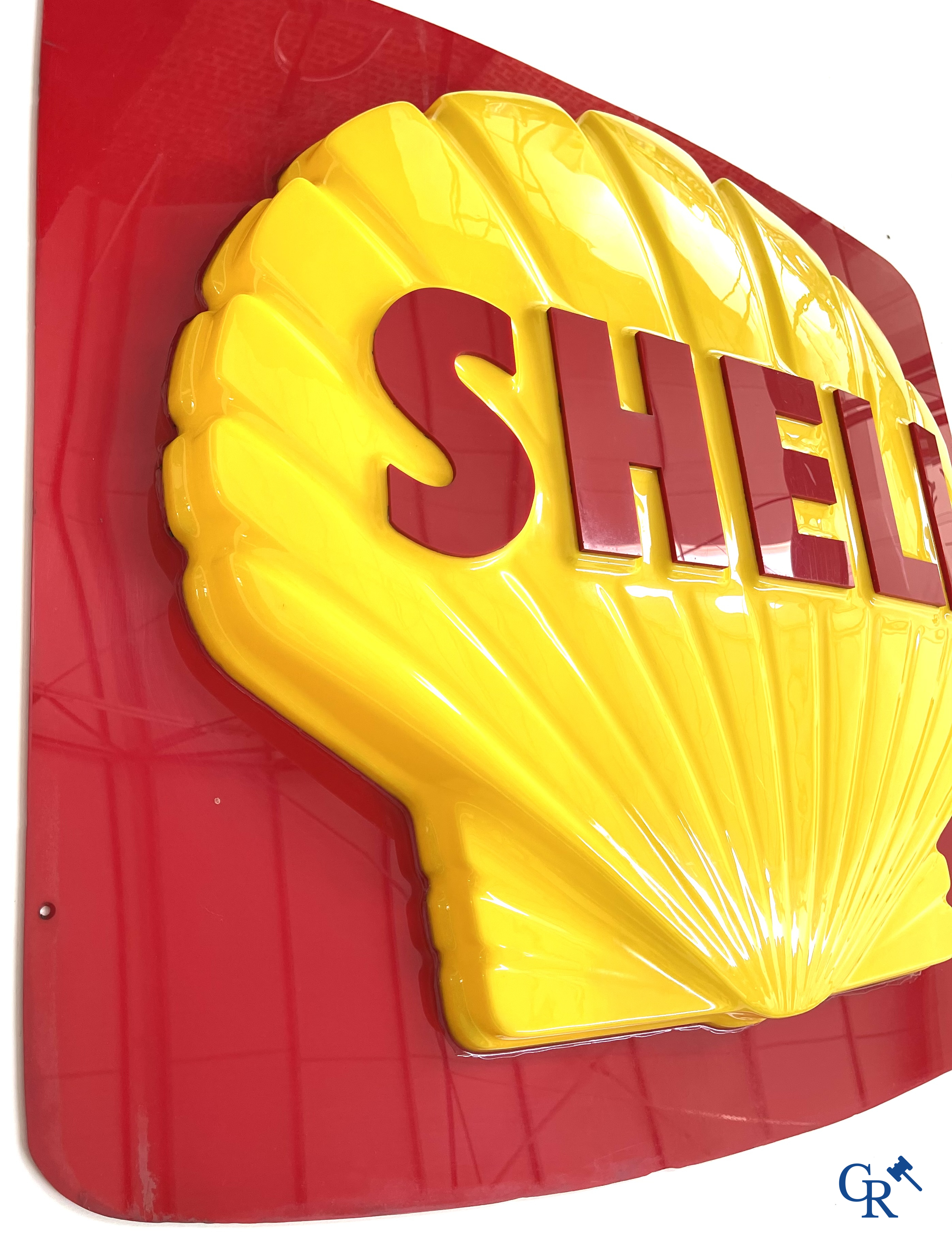 Shell, large representation of the red-yellow Shell shell in bombed plexiglass.