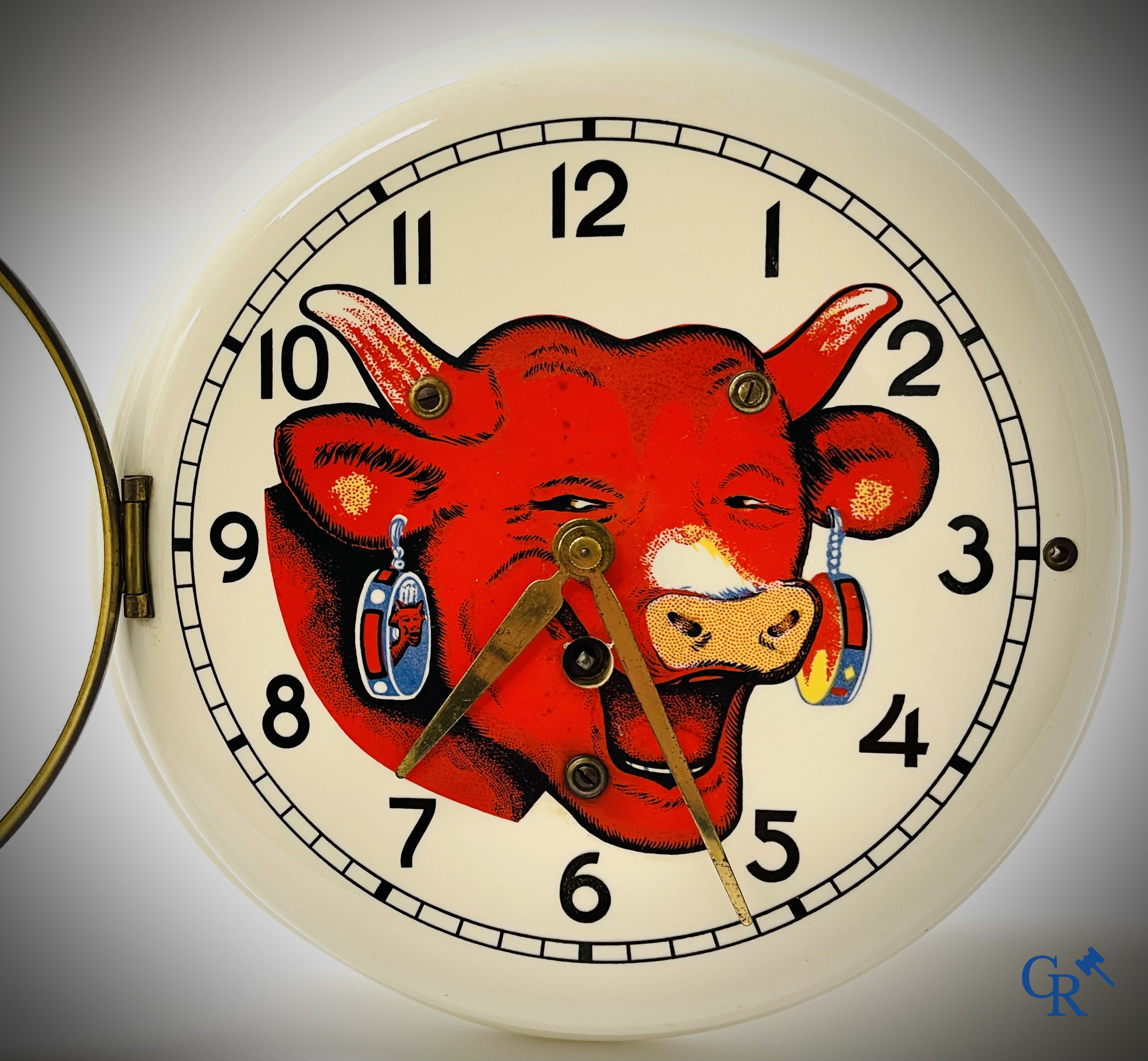 Benjamin Rabier (1864-1939) La Vache Qui Rit, een publiciteits wandklok in faience voor de kazen van Fromageries Bel.