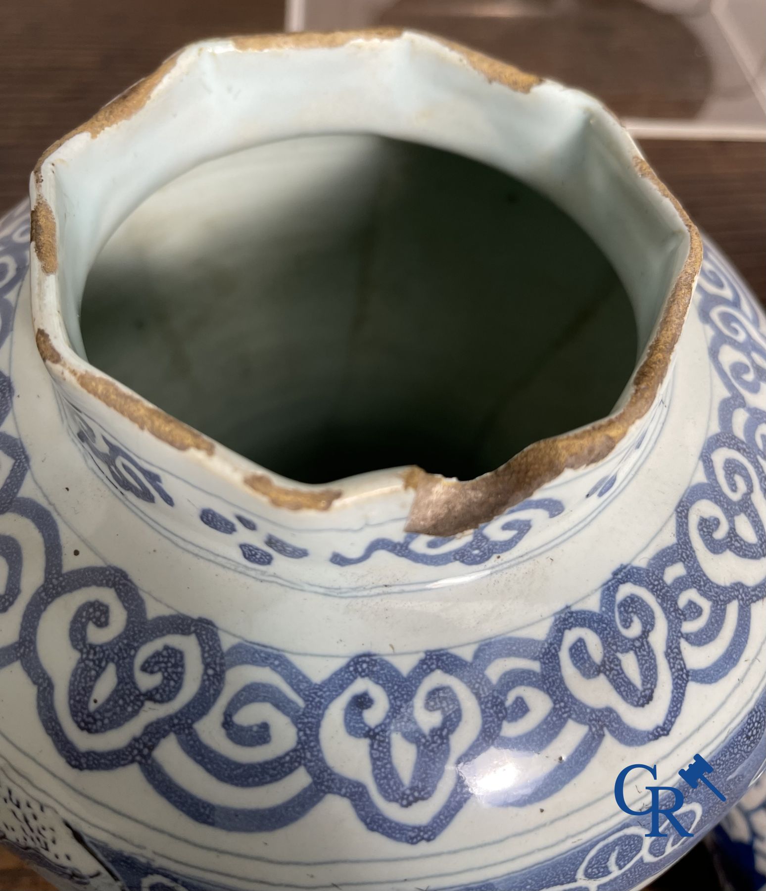 Delft : 11 pièces en faïence bleu et blanc aux décors différents. XVIIe - XVIIIe siècle.