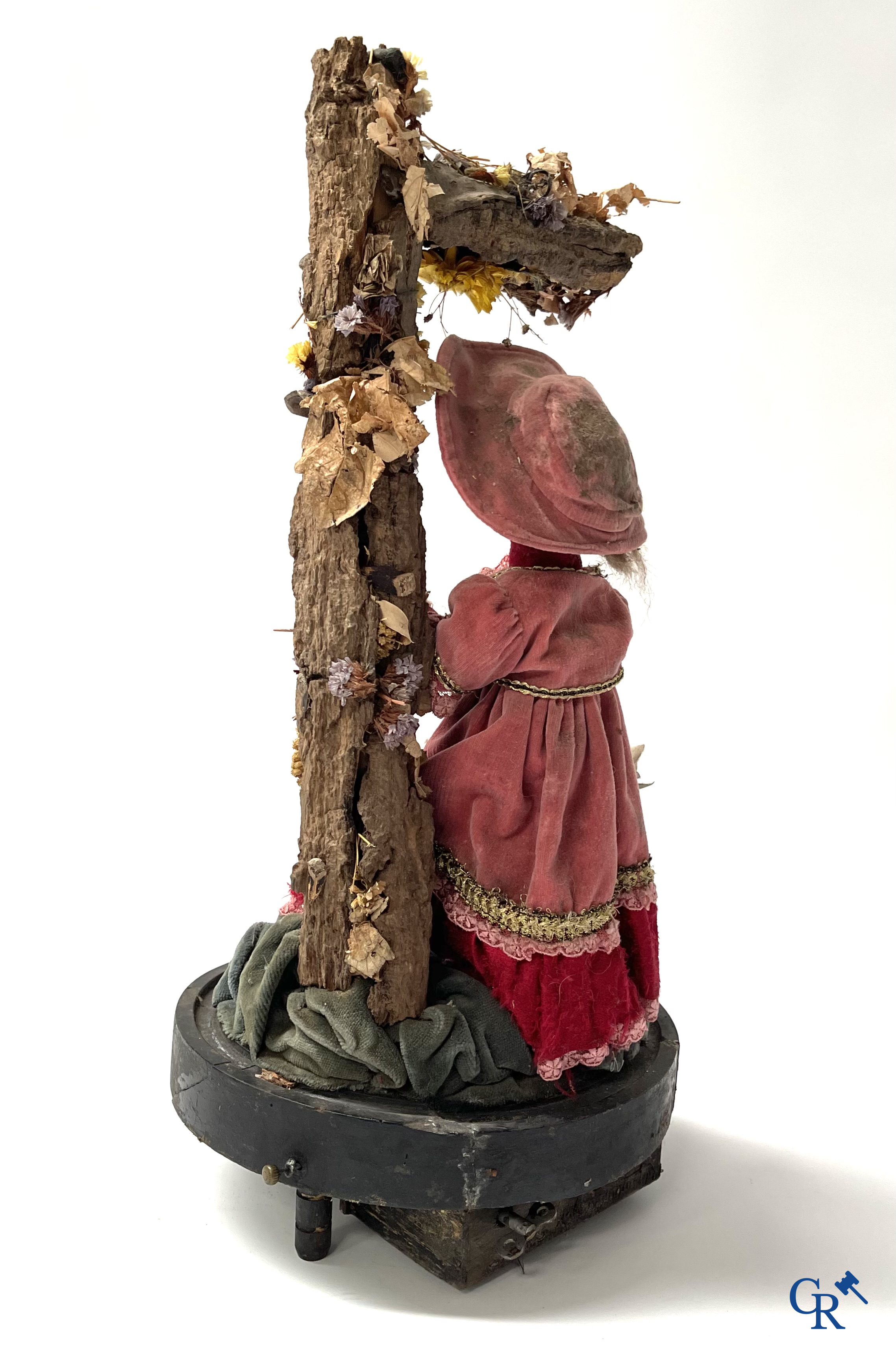 An automaton in the manner of Phalibois, with music, moving head in porcelain and moving hands. Around 1900.