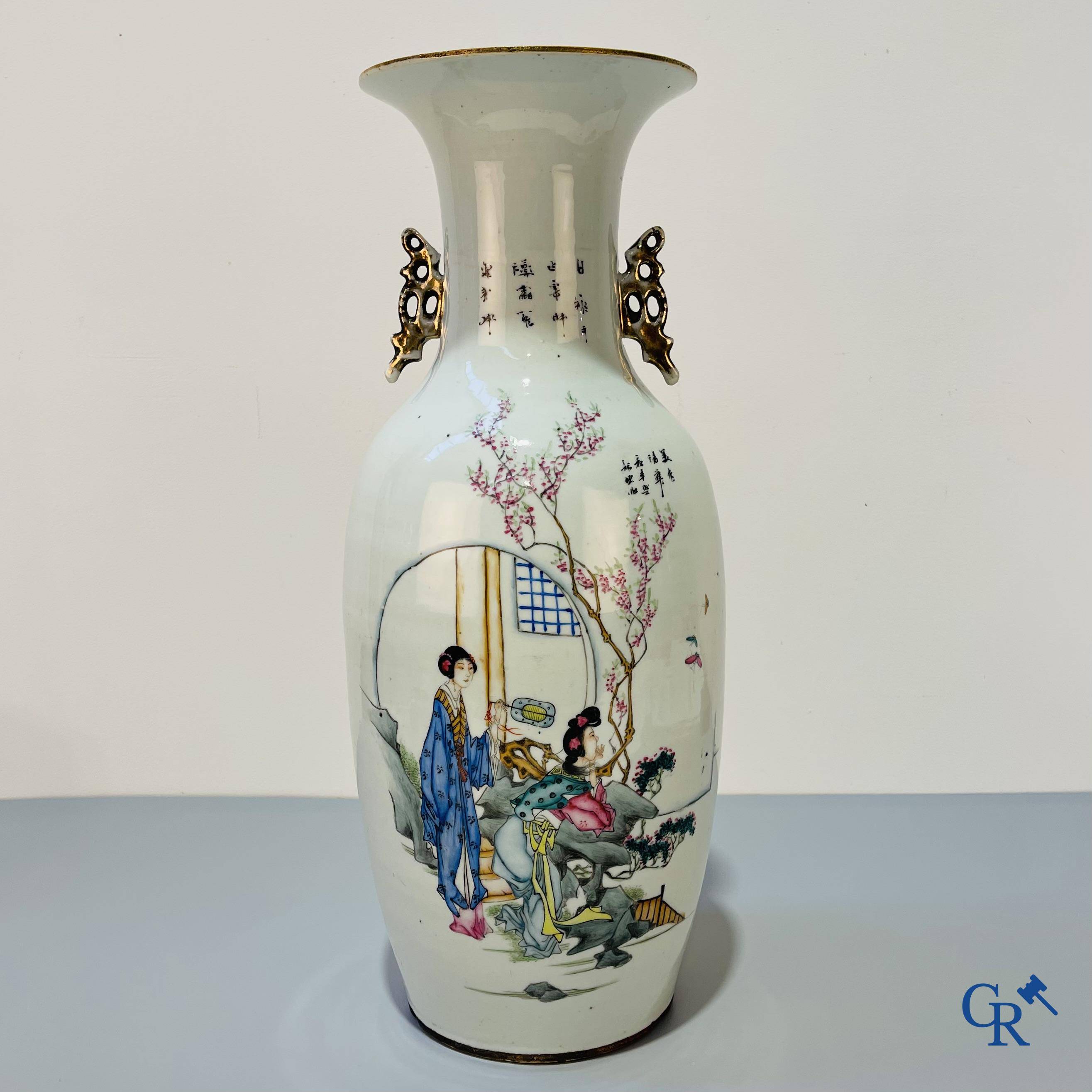 Art Asiatique, porcelaine chinoise, un vase chinois à double décor avec des sages. Période République.