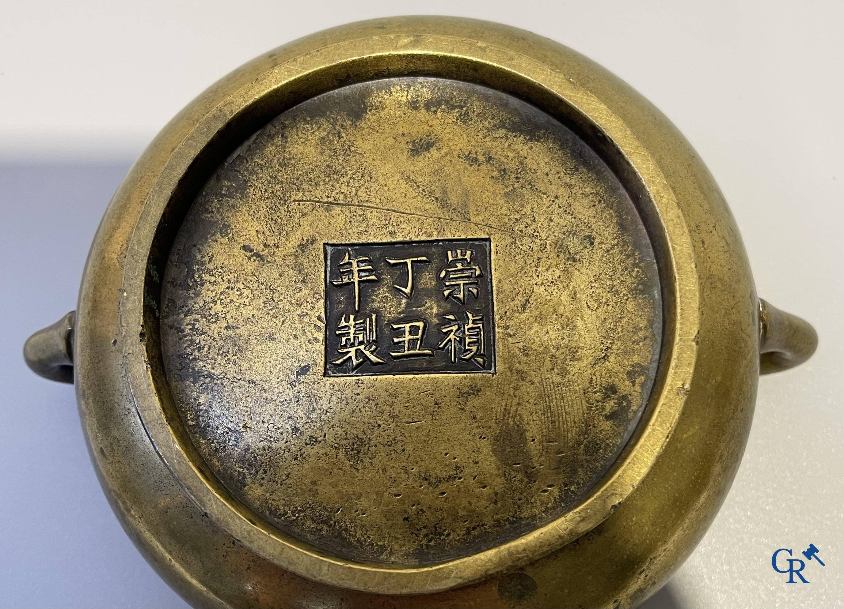 Aziatica, een Chinese bronzen wierookbrander. Chóngzhēn Dīngchǒu nián zhì 崇禎丁丑年製 mark, gedateerd 1637.