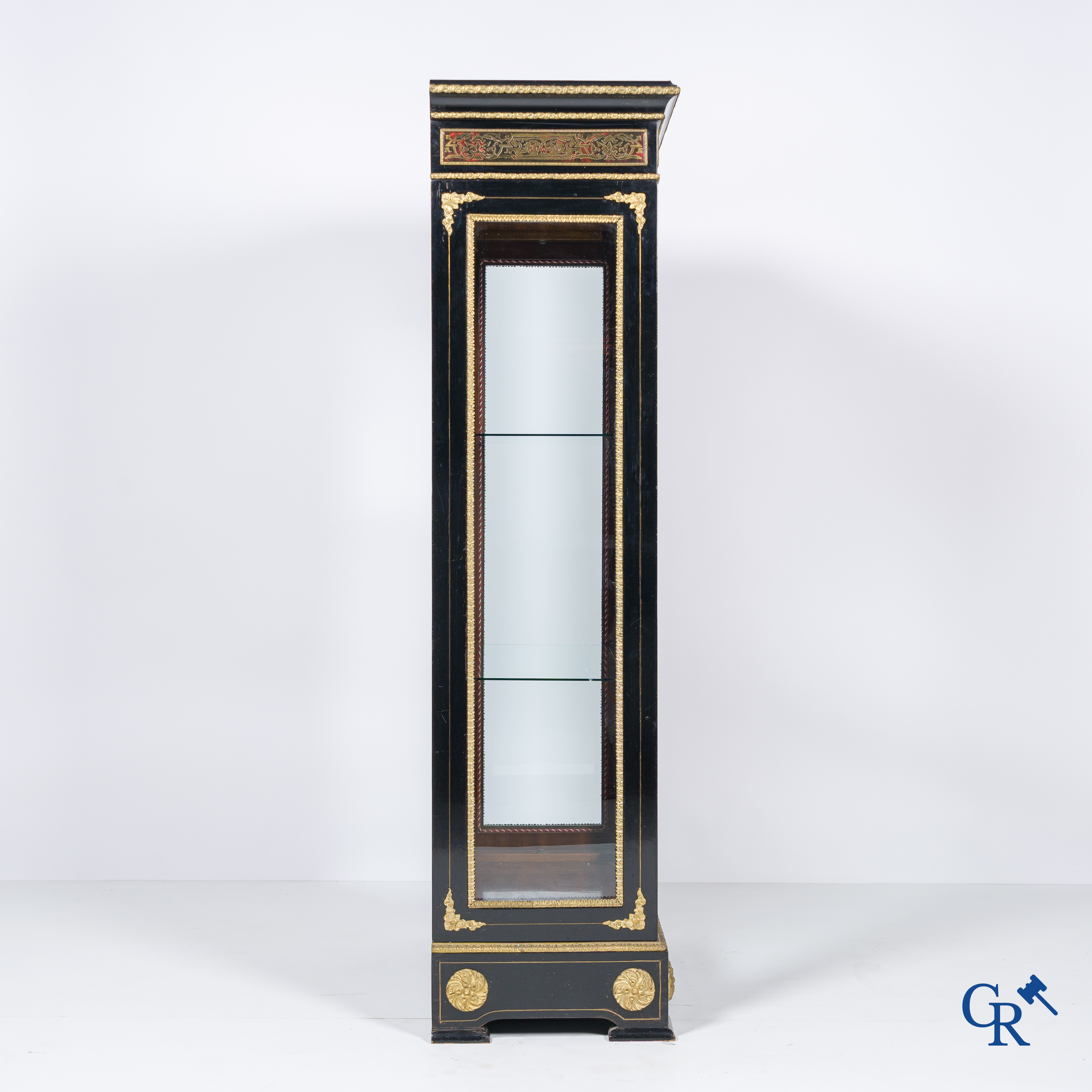 Een 1 deurs vitrine meubel met Boulle marqueterie. 19de eeuw.