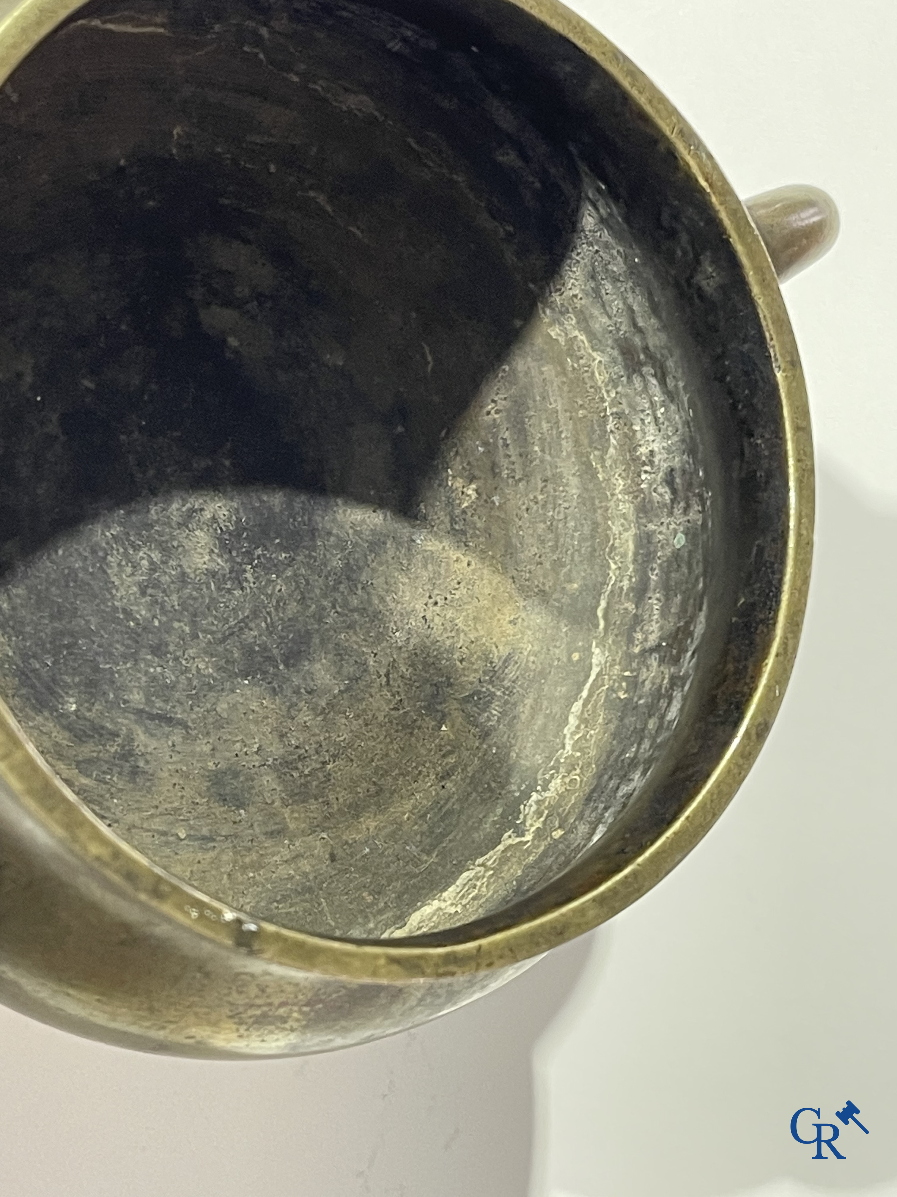 Aziatica, een Chinese bronzen wierookbrander. Chóngzhēn Dīngchǒu nián zhì 崇禎丁丑年製 mark, gedateerd 1637.