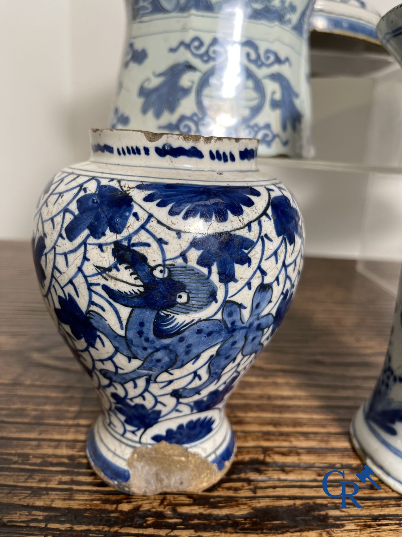 Delft : 11 pièces en faïence bleu et blanc aux décors différents. XVIIe - XVIIIe siècle.