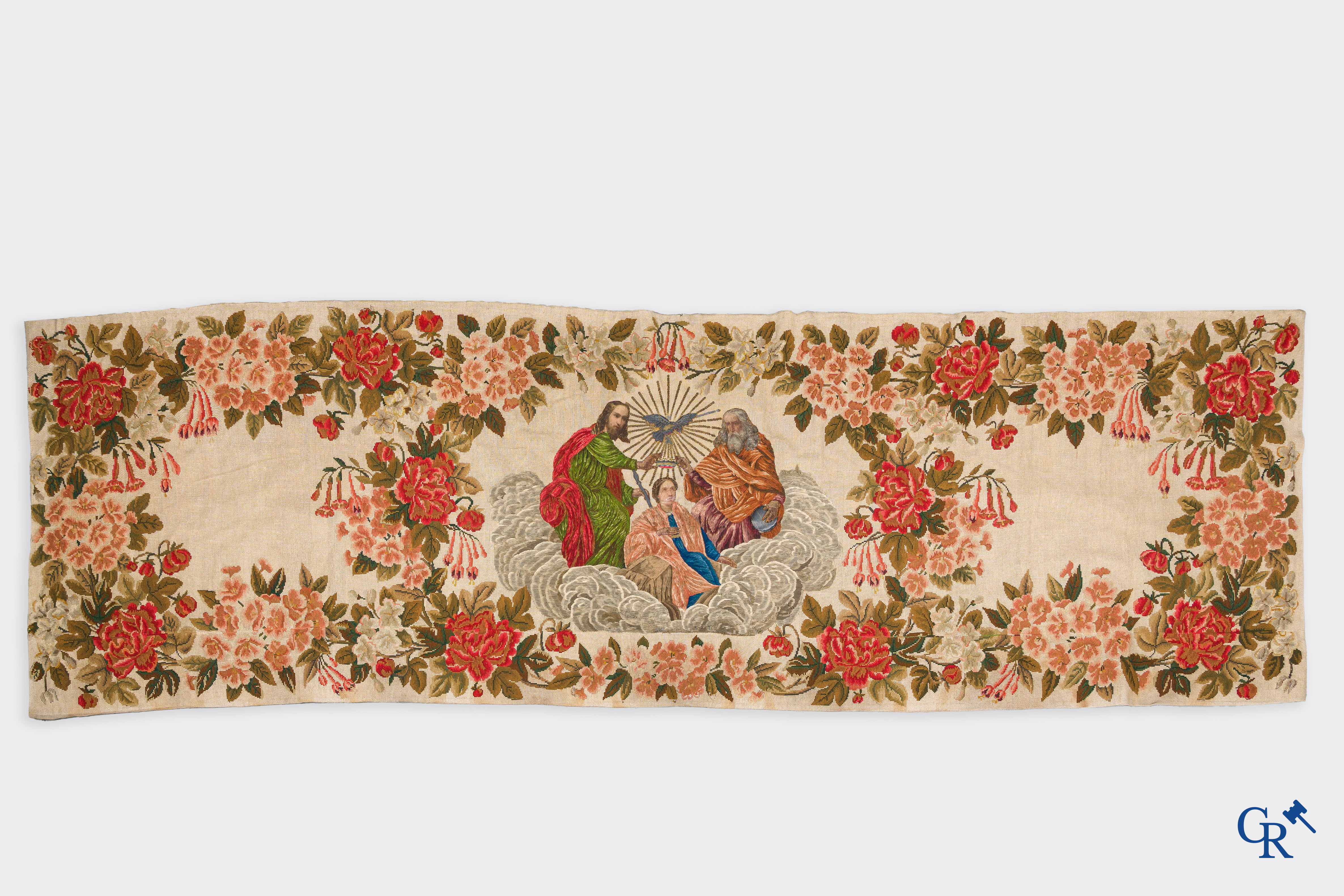 Religieuze objecten, 2 antieke houten heiligbeelden en een grote broderie met religieuze taferelen.