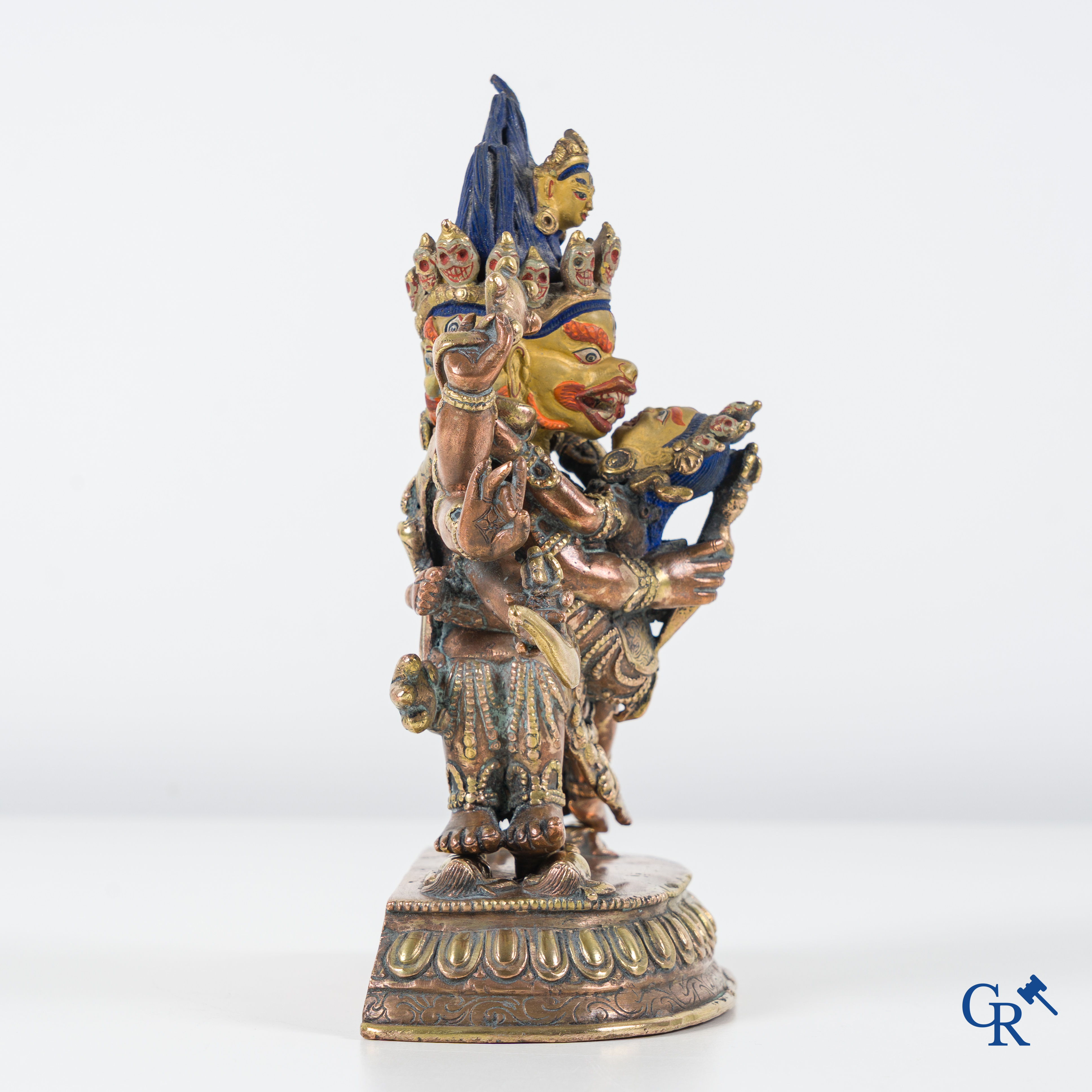Aziatica, Een Sino-Tibetaanse verguld bronzen figuur van Mahakala. 19e-20ste eeuw.