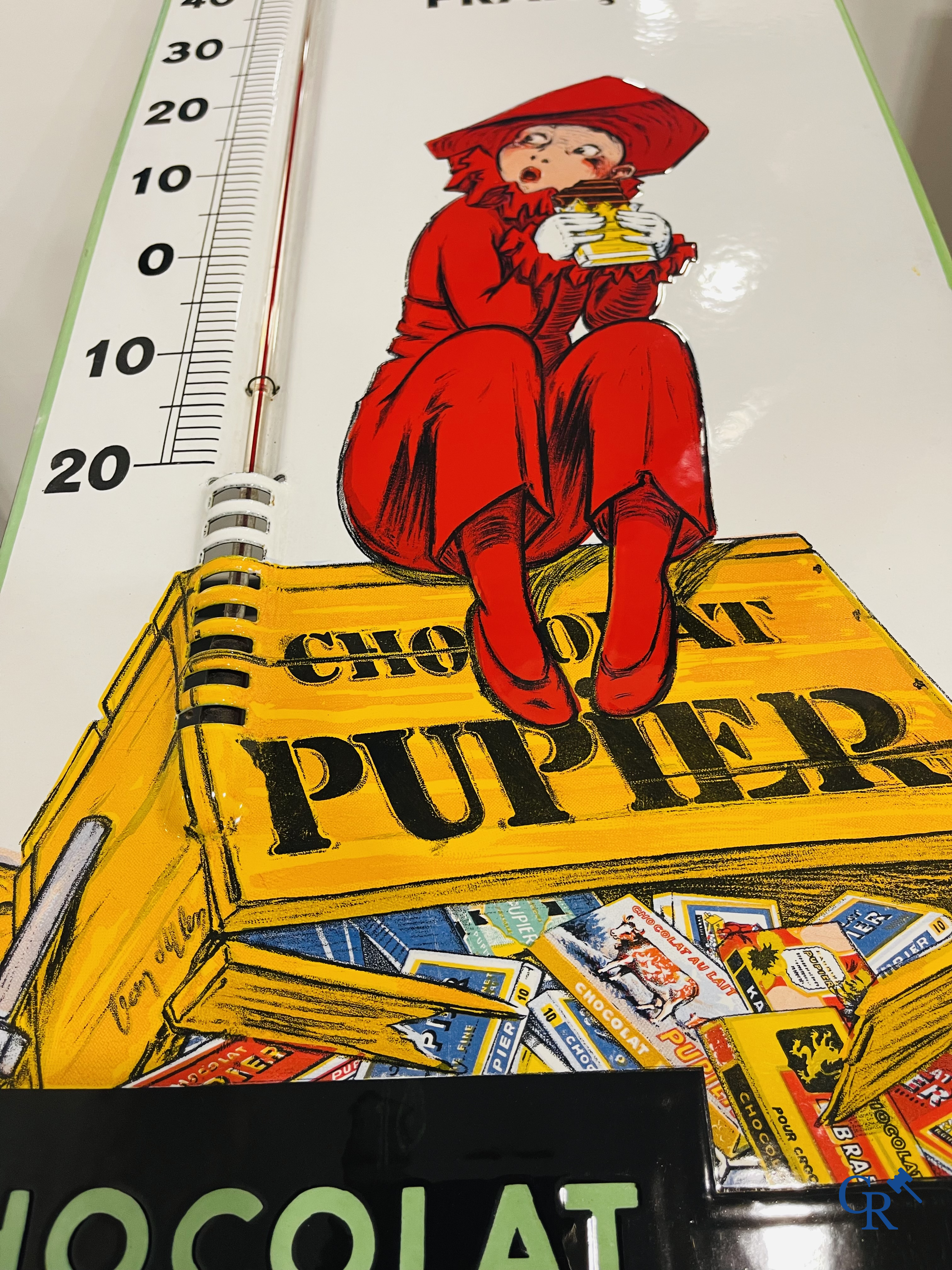 Chocolat Pupier, plaque émaillée illustré du personnage de Jean D'Ylen, vers 1930.