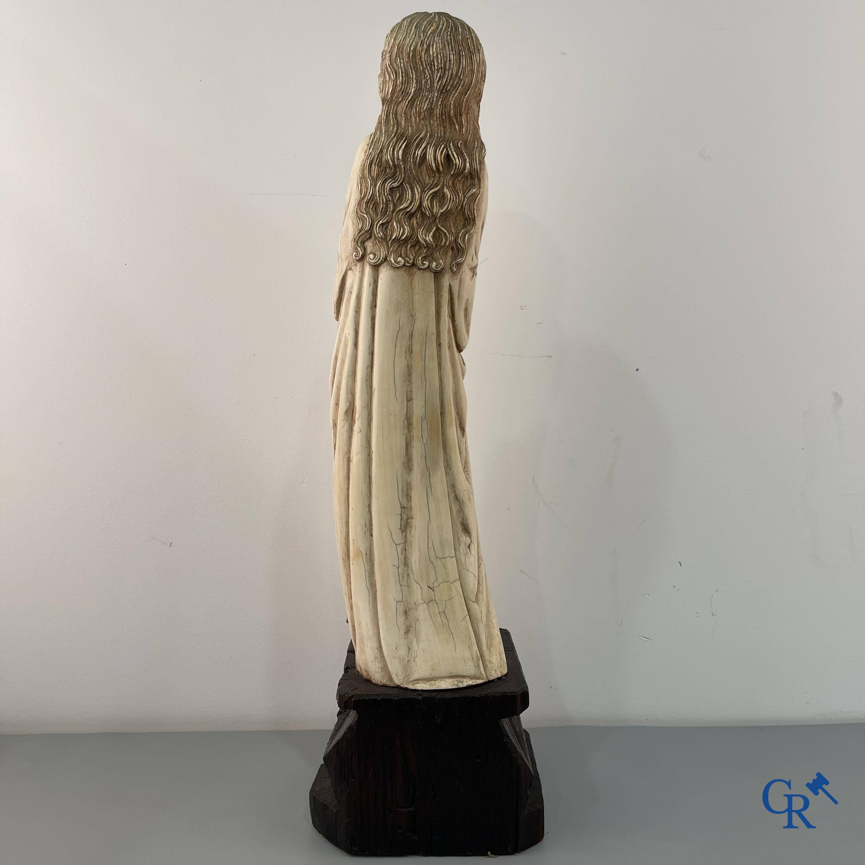 Représentation en ivoire de Sainte Catherine avec l'empereur Maxence sur un piédestal néo-gothique en bois. 