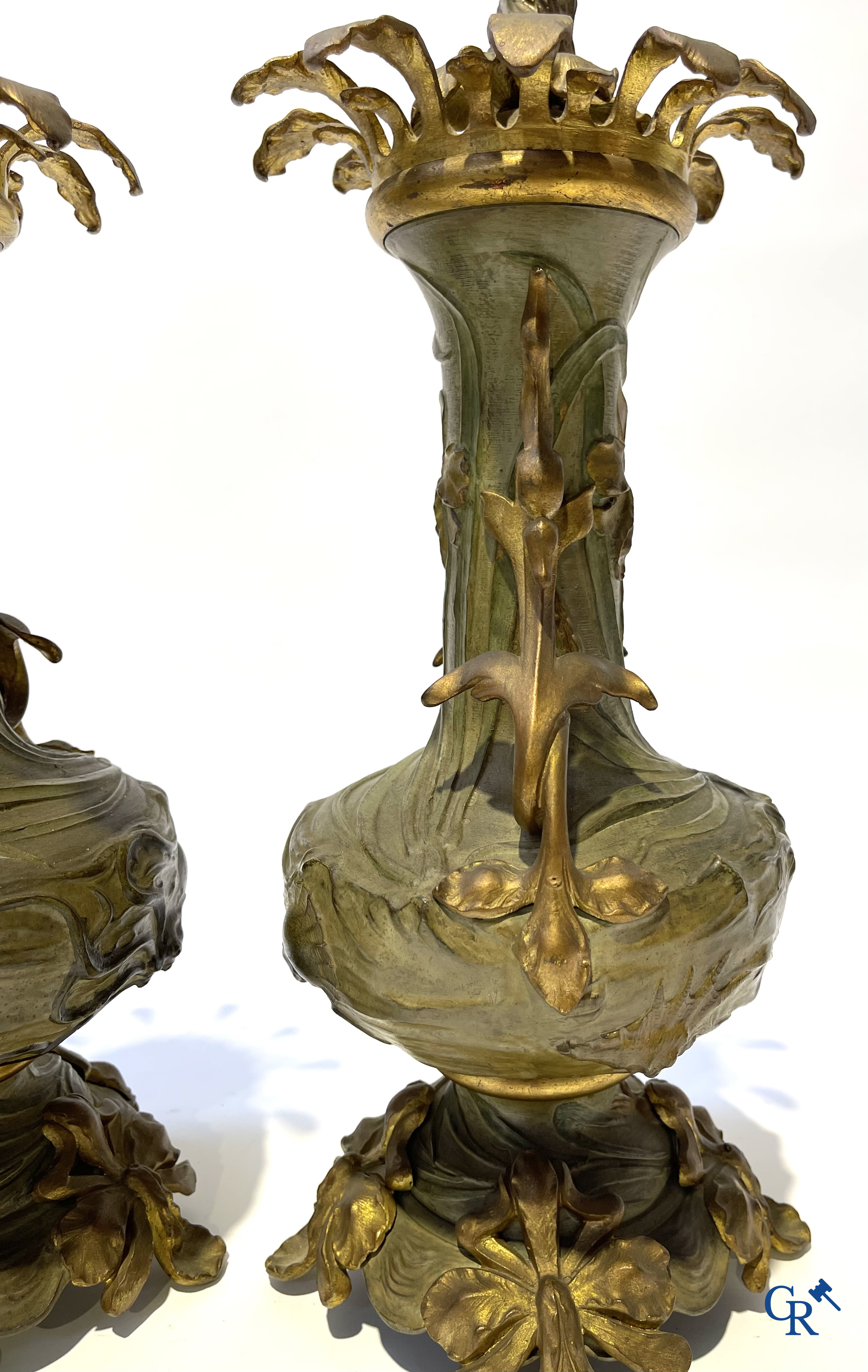 Art Nouveau, een uitzonderlijk 3-delig koud beschilderde bronzen schouwgarnituur met zeedieren. Circa 1900.