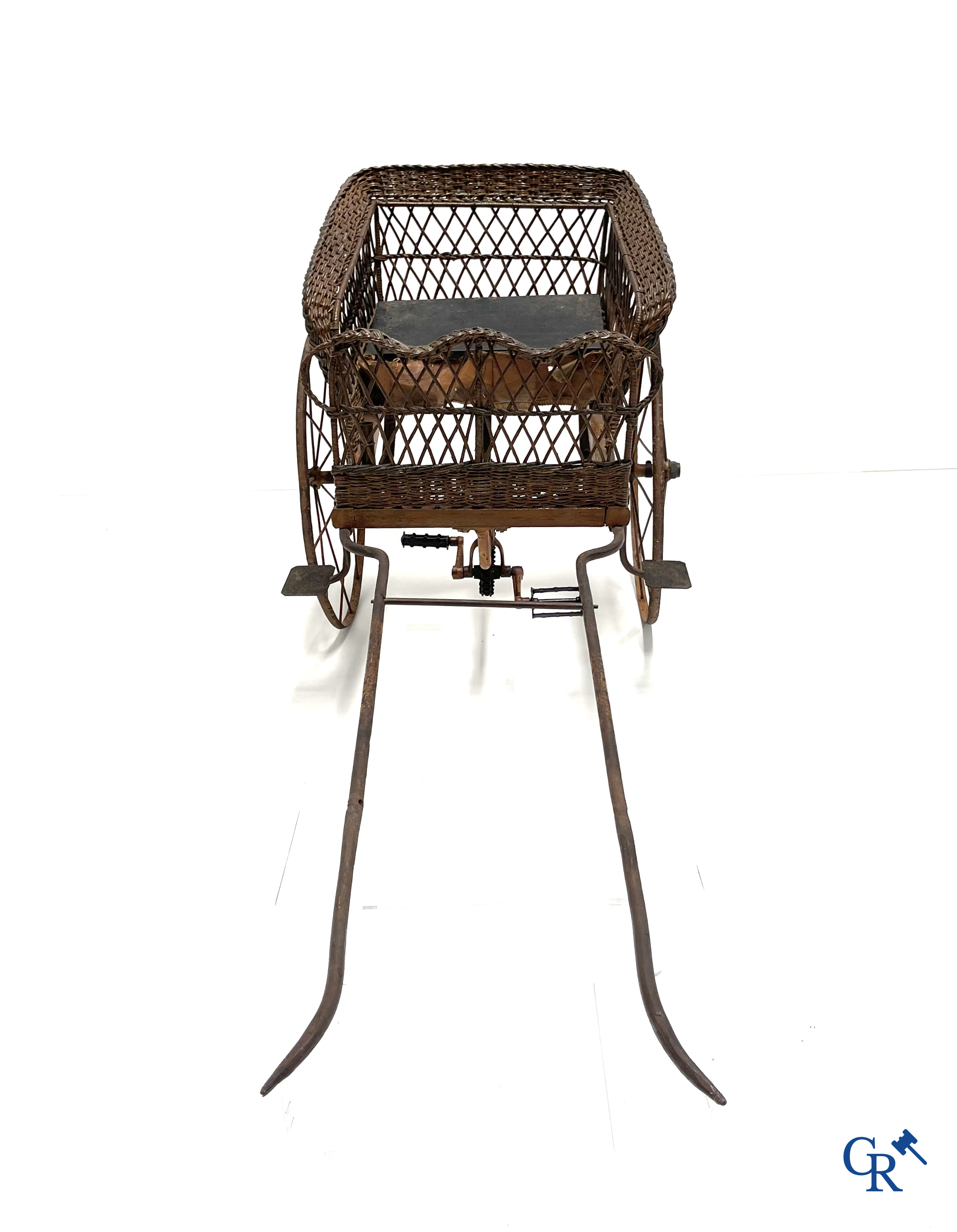 Zeldzame mechanische kinderkar in gevlochten riet en beschilderd metaal ontworpen door Peugeot. Circa 1900.