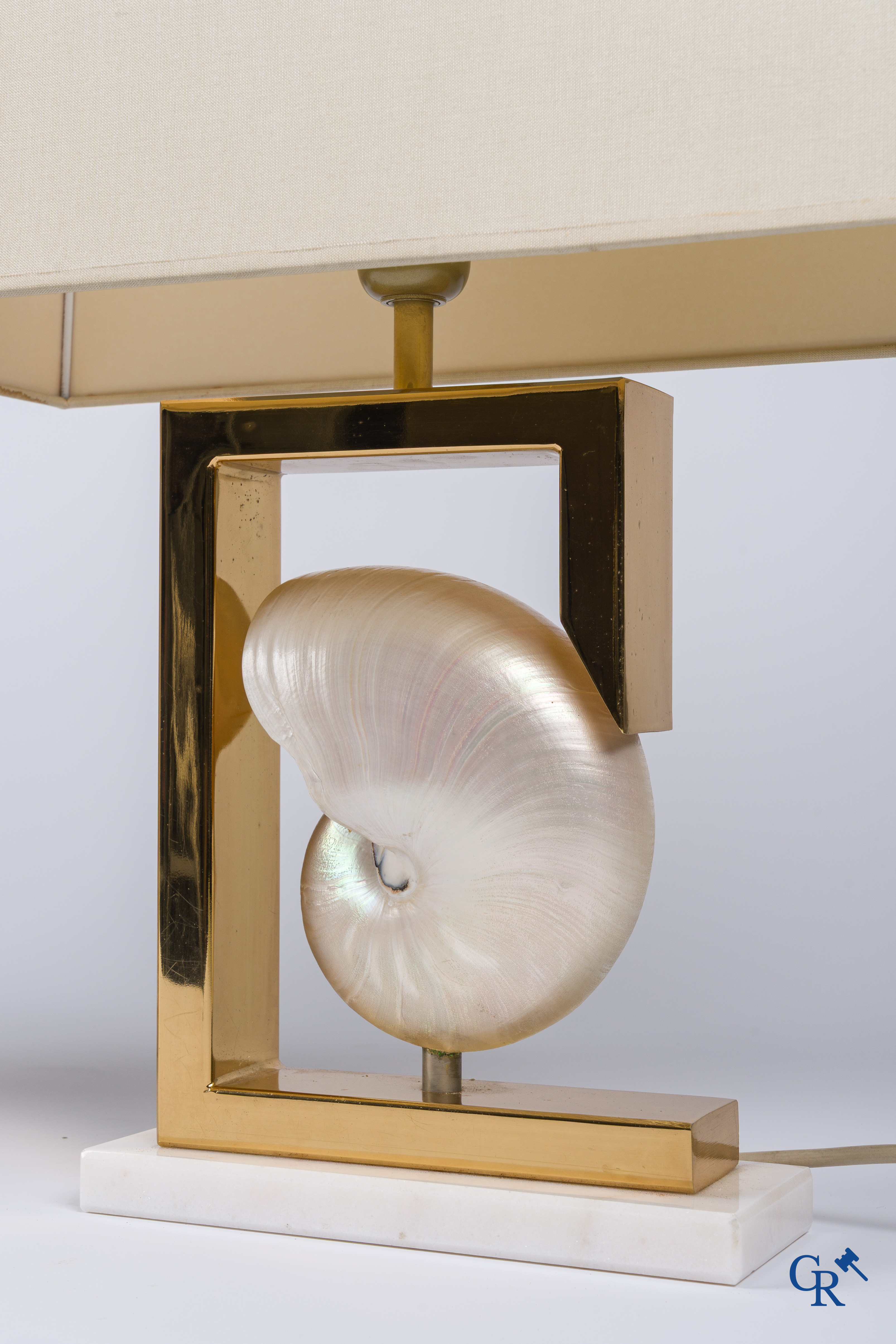 Een paar decoratieve lampen met parelmoer schelpen. Circa 1980.