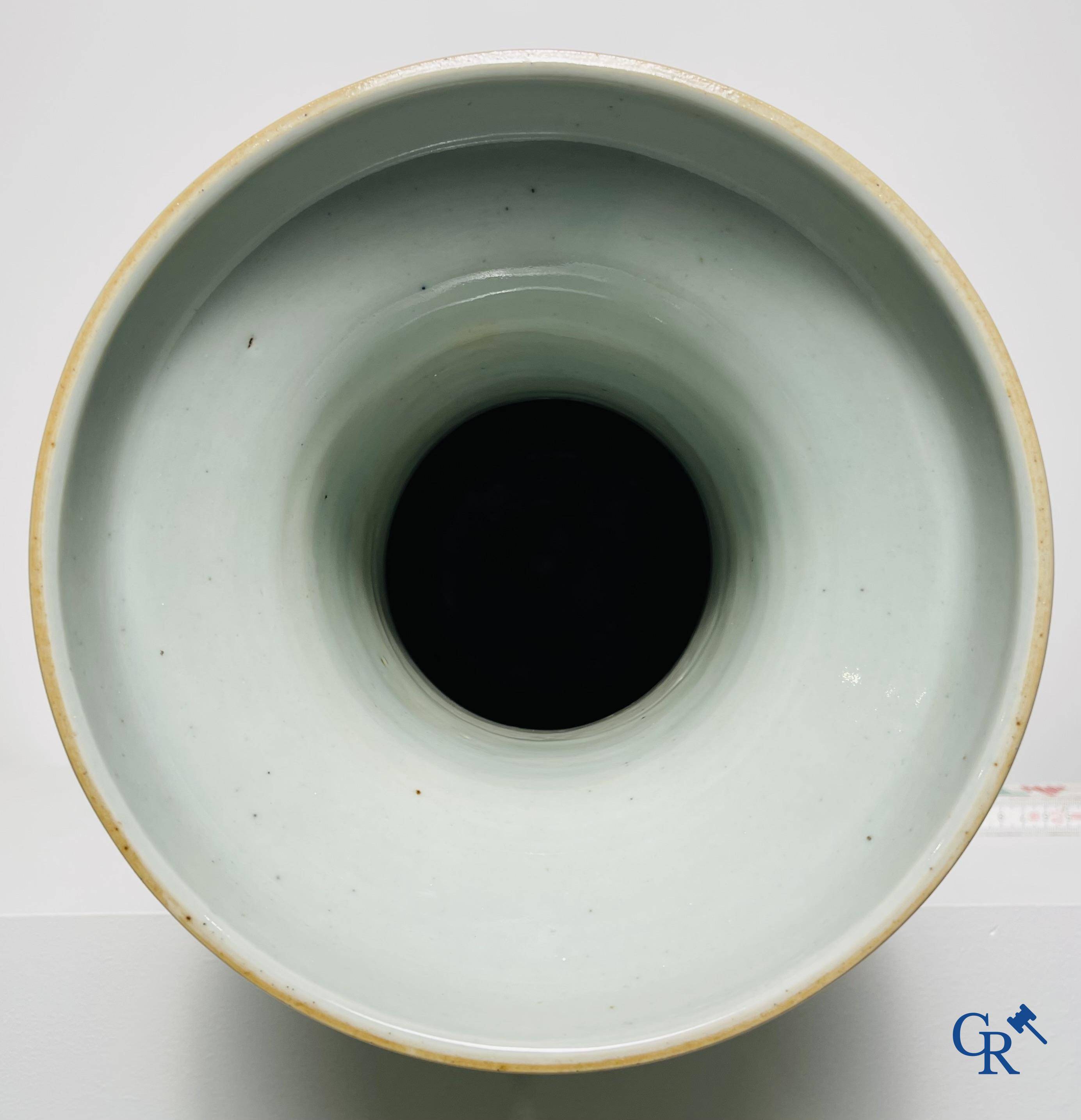 Aziatica: Vaas in Chinees famille rose porselein met decor van vogels en pioenen. 19de eeuw.