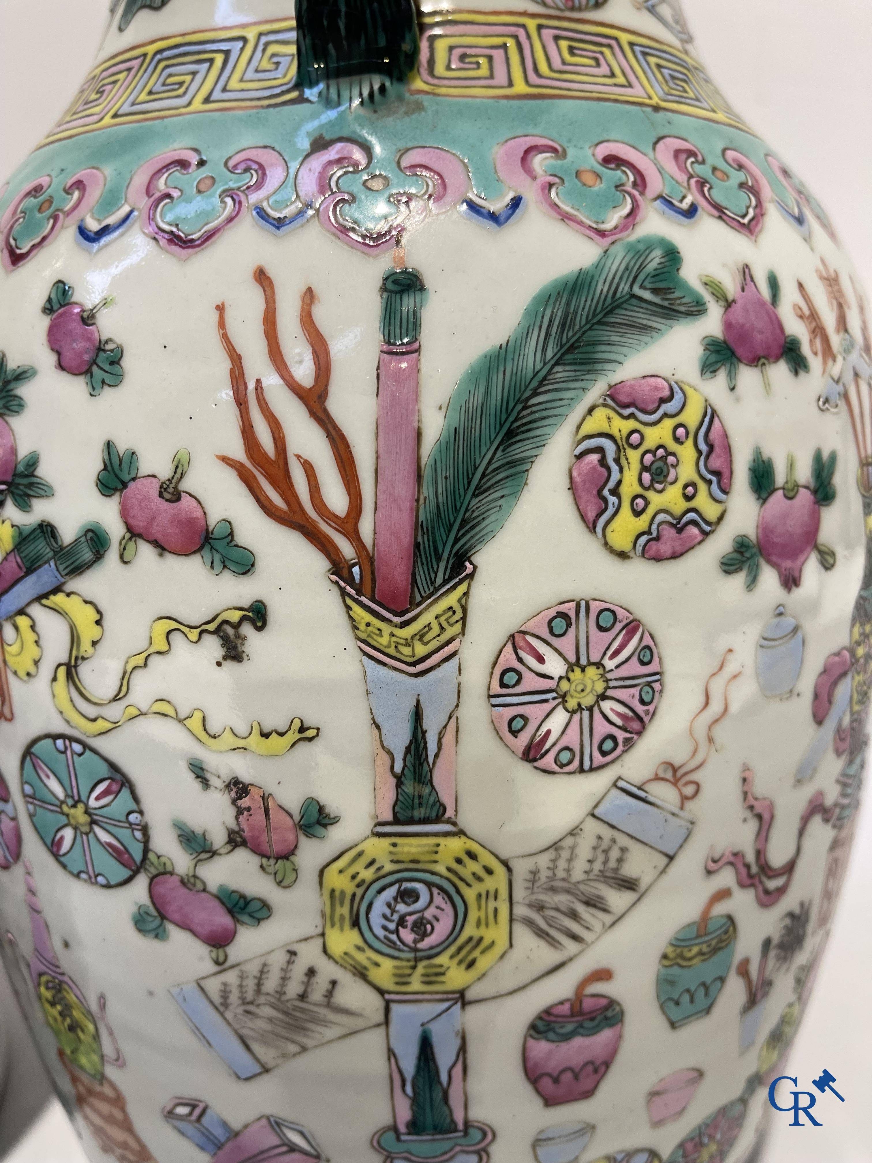 Art Asiatique, porcelaine chinoise. Une paire de vases chinois avec un décor d'antiquités. 19ème siècle.