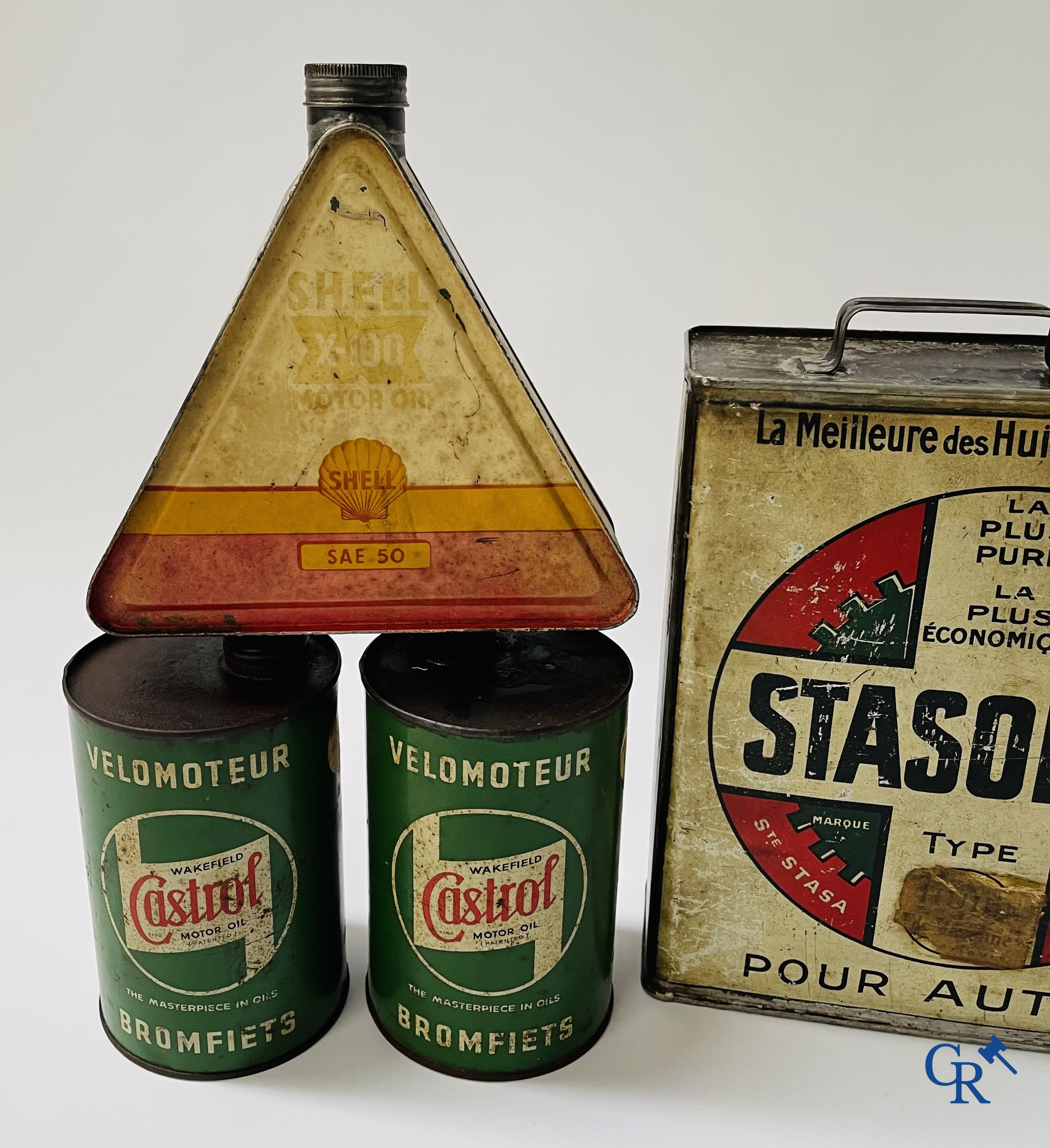 Een kavel van diverse olieblikken en andere i.v.m. auto's en bromfietsen. Jaren '30 en later.