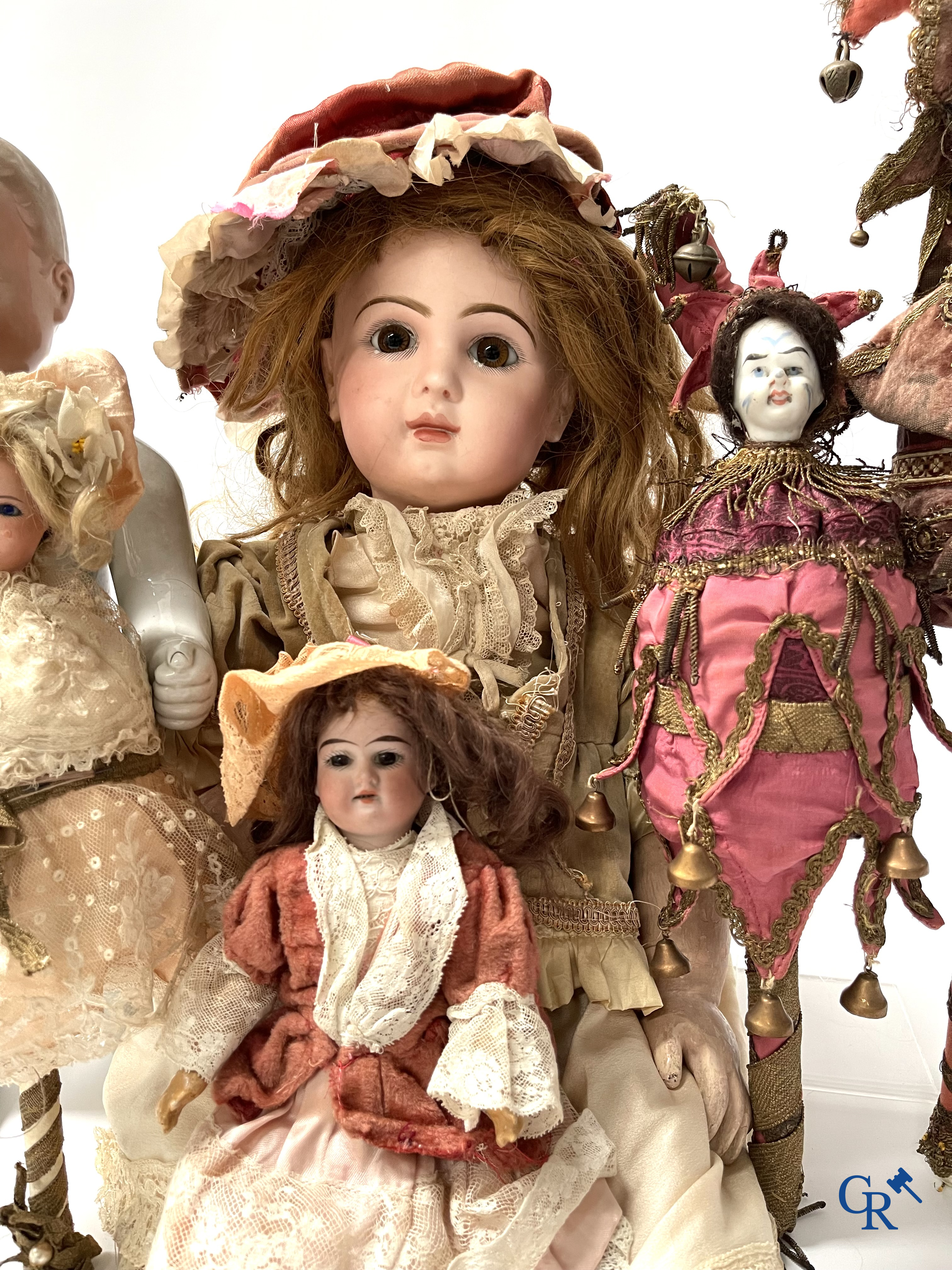 A lot with beautiful antique dolls, Jumeau bouche fermée, bath doll Frozen Charly, quirky rattles, etc.