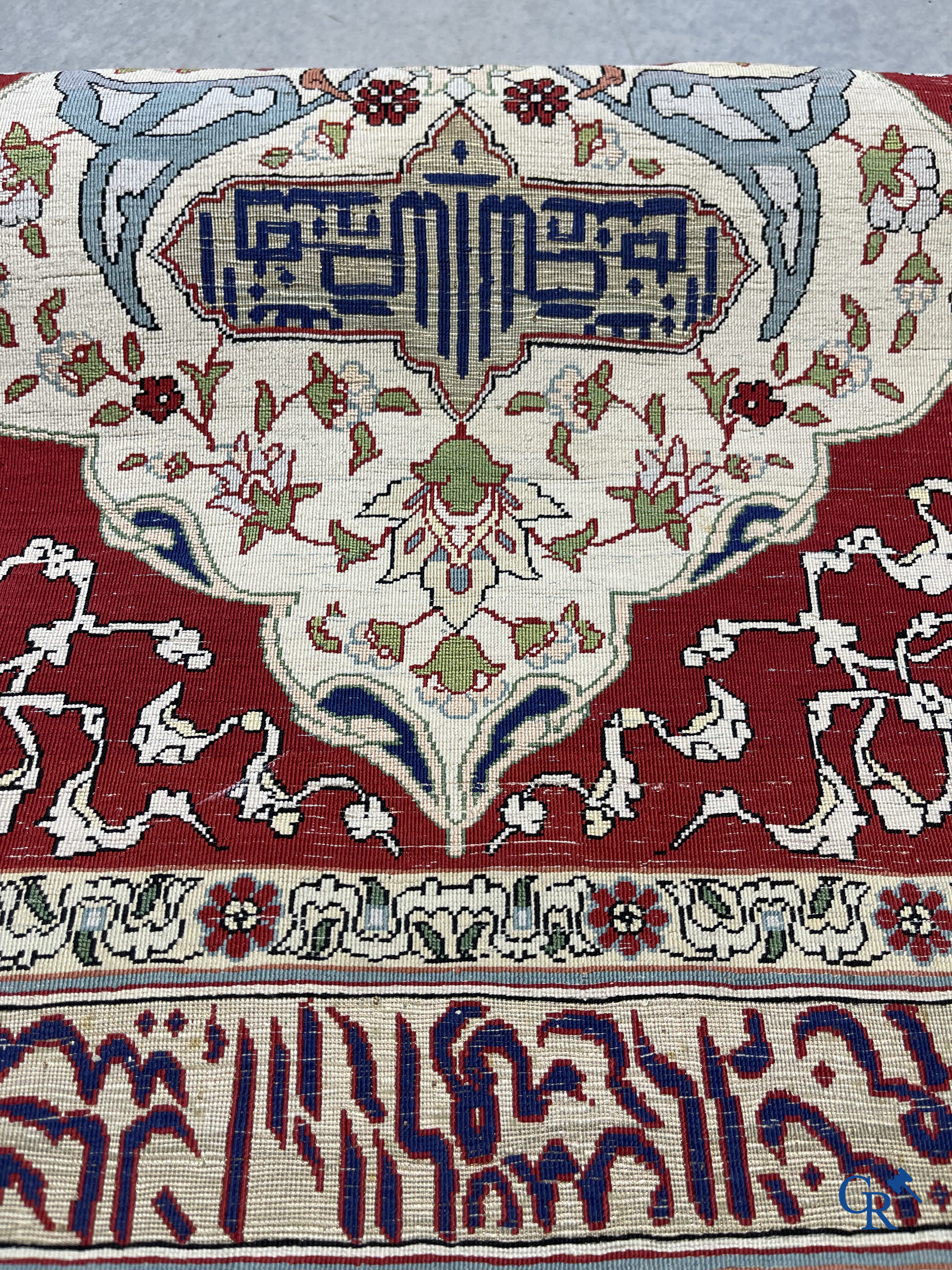 Oosterse tapijten. Een zijden gesigneerd tapijtje met inscripties en bewerkt met gouddraad.