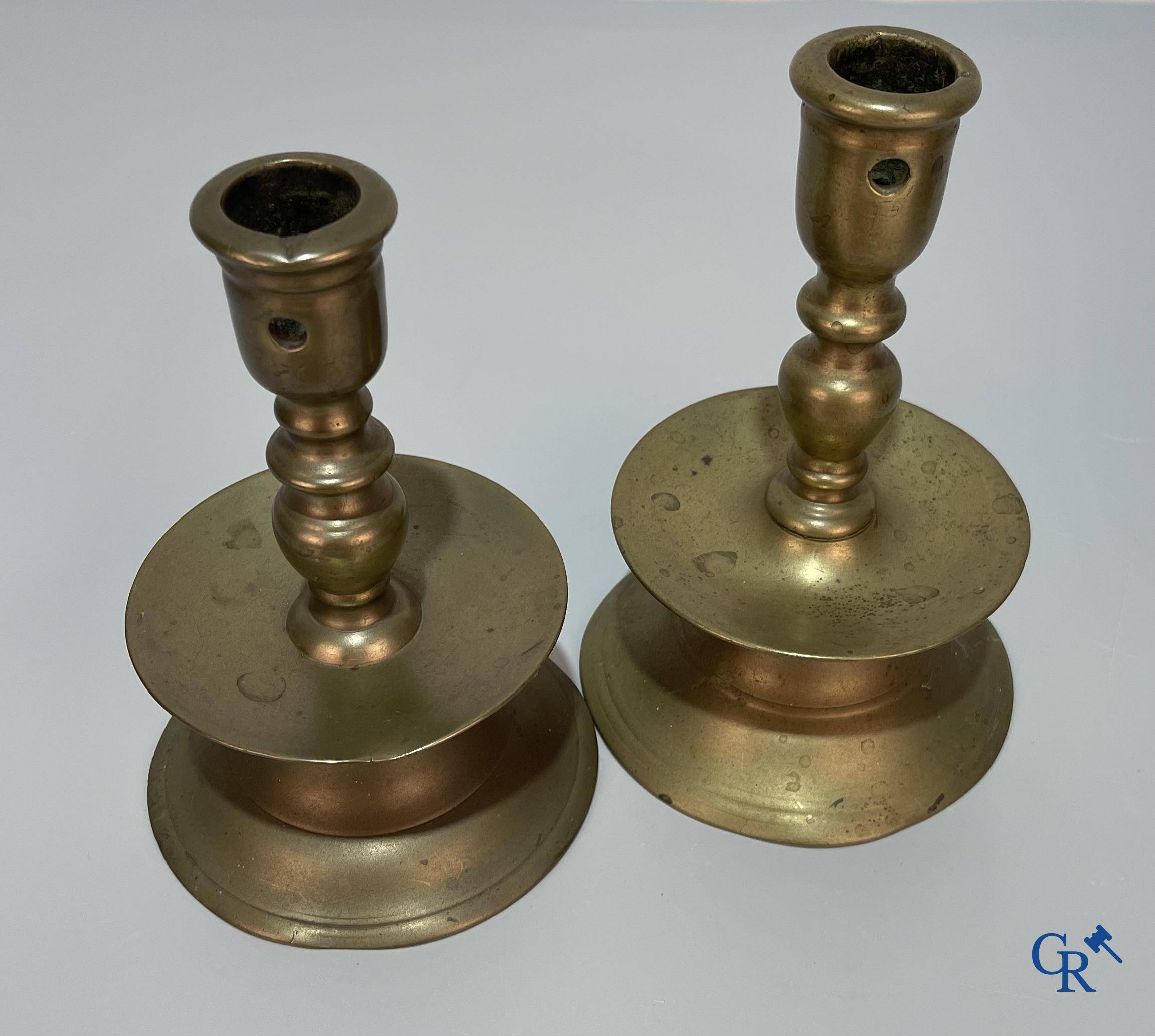 Un lot avec plusieurs chandeliers en bronze. 17ème/18ème/19ème siècle.