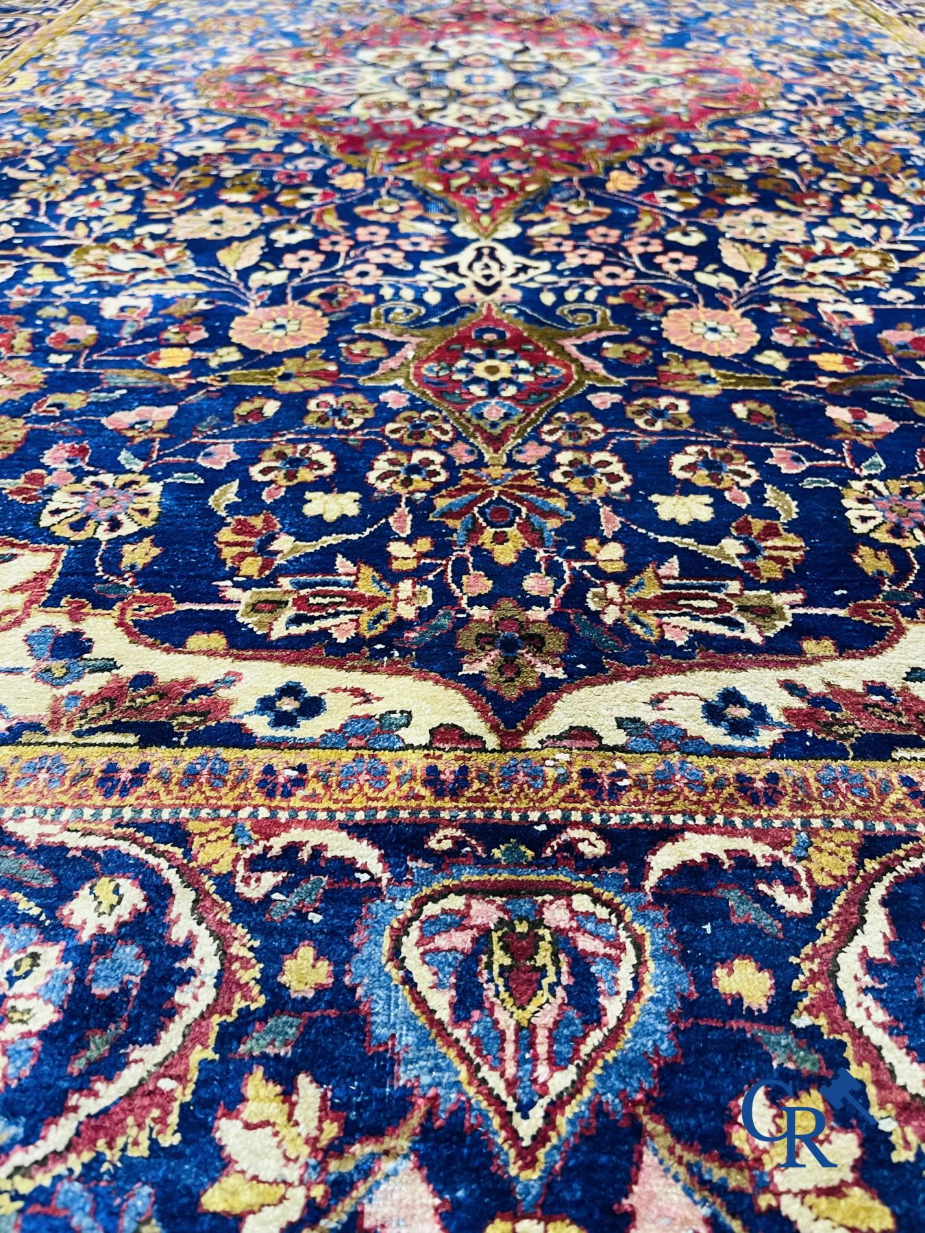 Tapis: Ancien tapis en soie, décor floral.