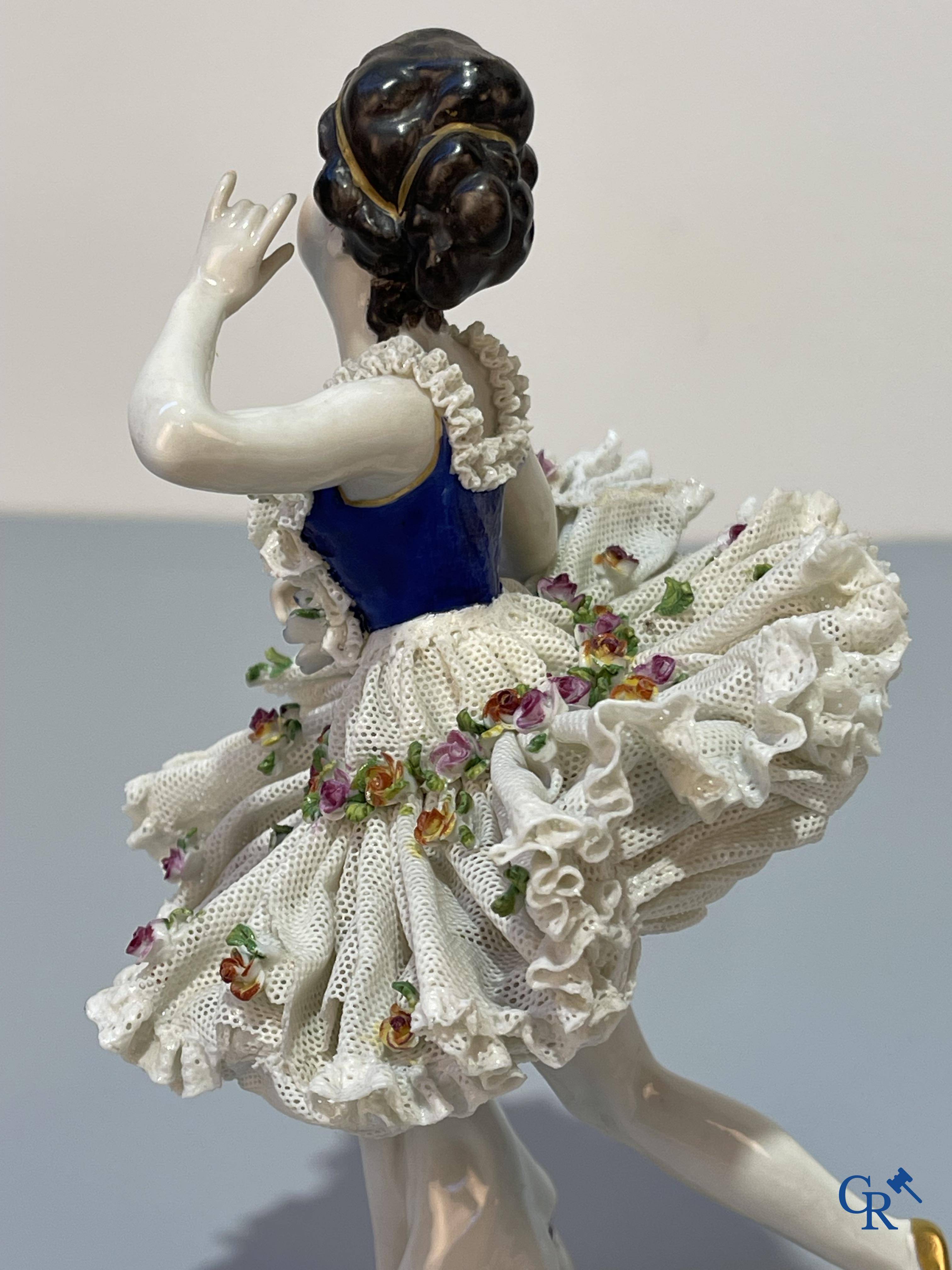 Porcelaine européenne, Ludwigsburg, danseuse en porcelaine en dentelle "lace porcelain" allemande finement décorée.