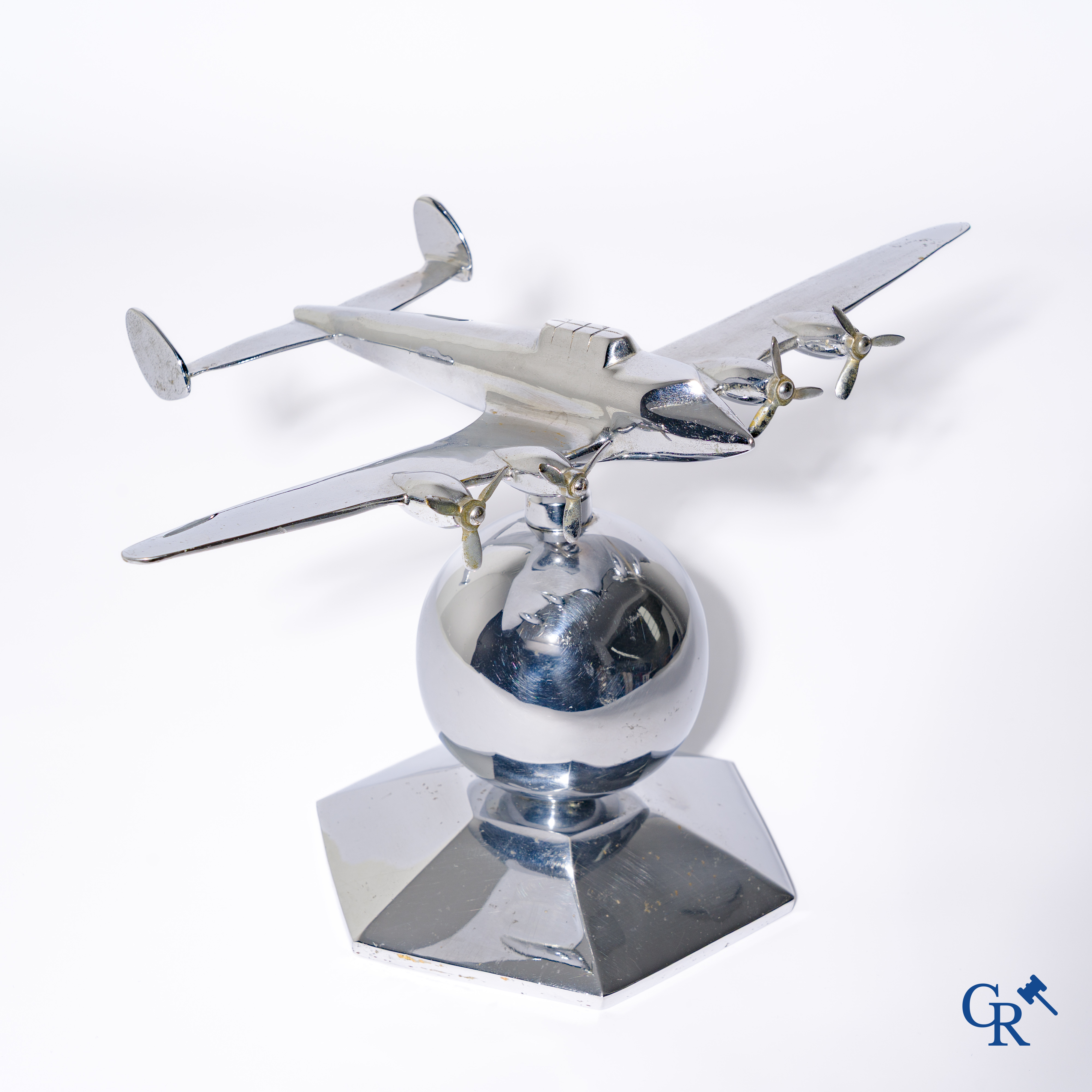 Art Deco, een 30'er jaren bureaumodel van een vliegtuig in verchroomd brons gemonteerd op standaard.