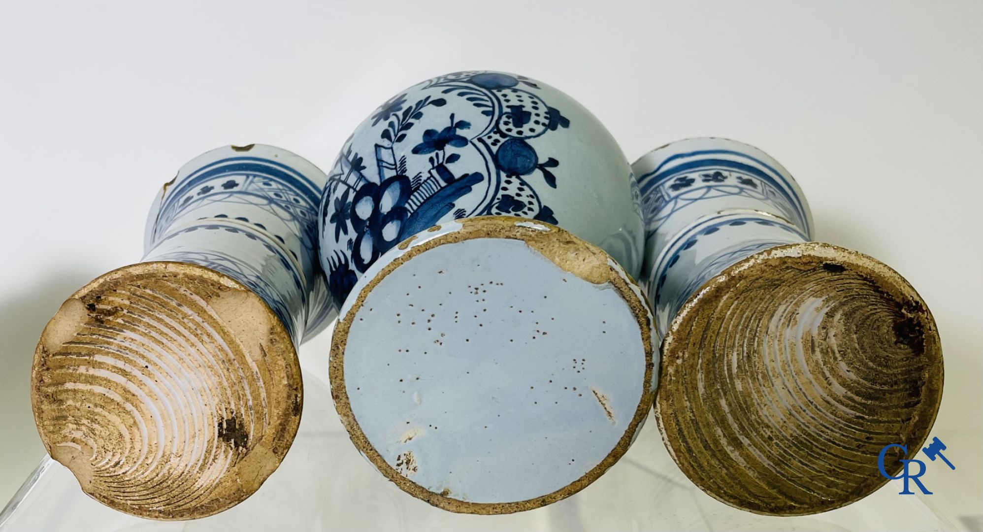 Delft: 10 pièces de faïence de Delft du 18ème siècle.