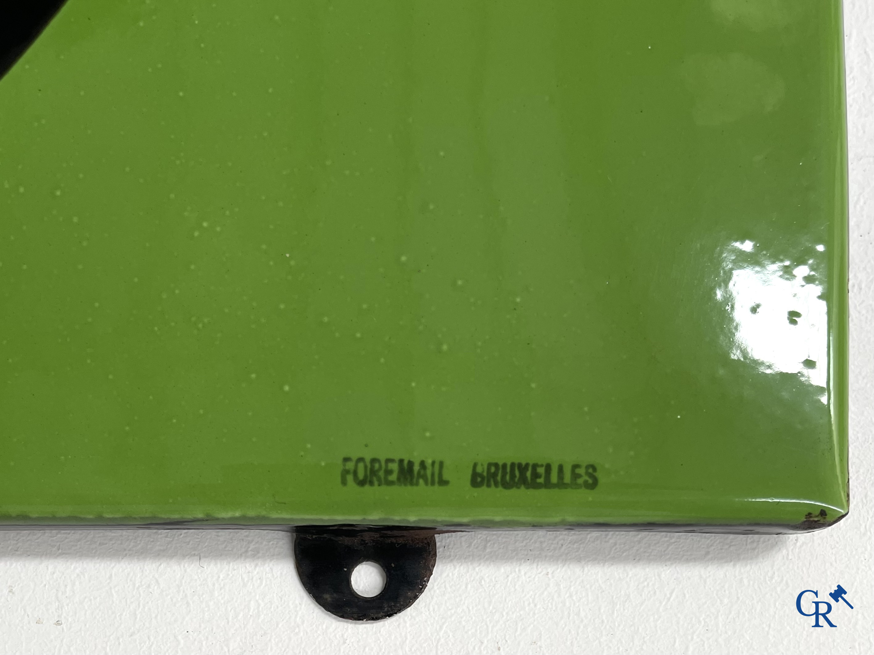 Castrol Motor Oil, plaque émaillée publicitaire pour huile moteur Castrol. Version rare avec 2 logos cerclés noirs. 1948.