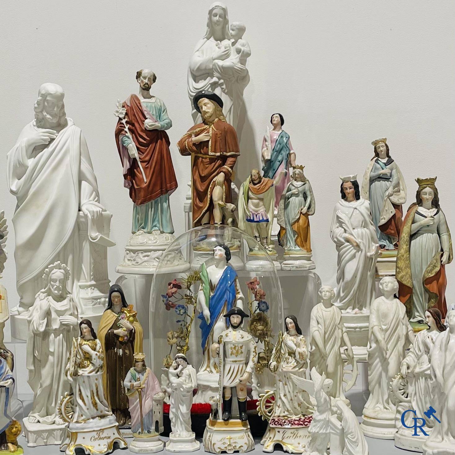 Objets religieux, Un grand nombre de statues réligieux en biscuit et en porcelaine.