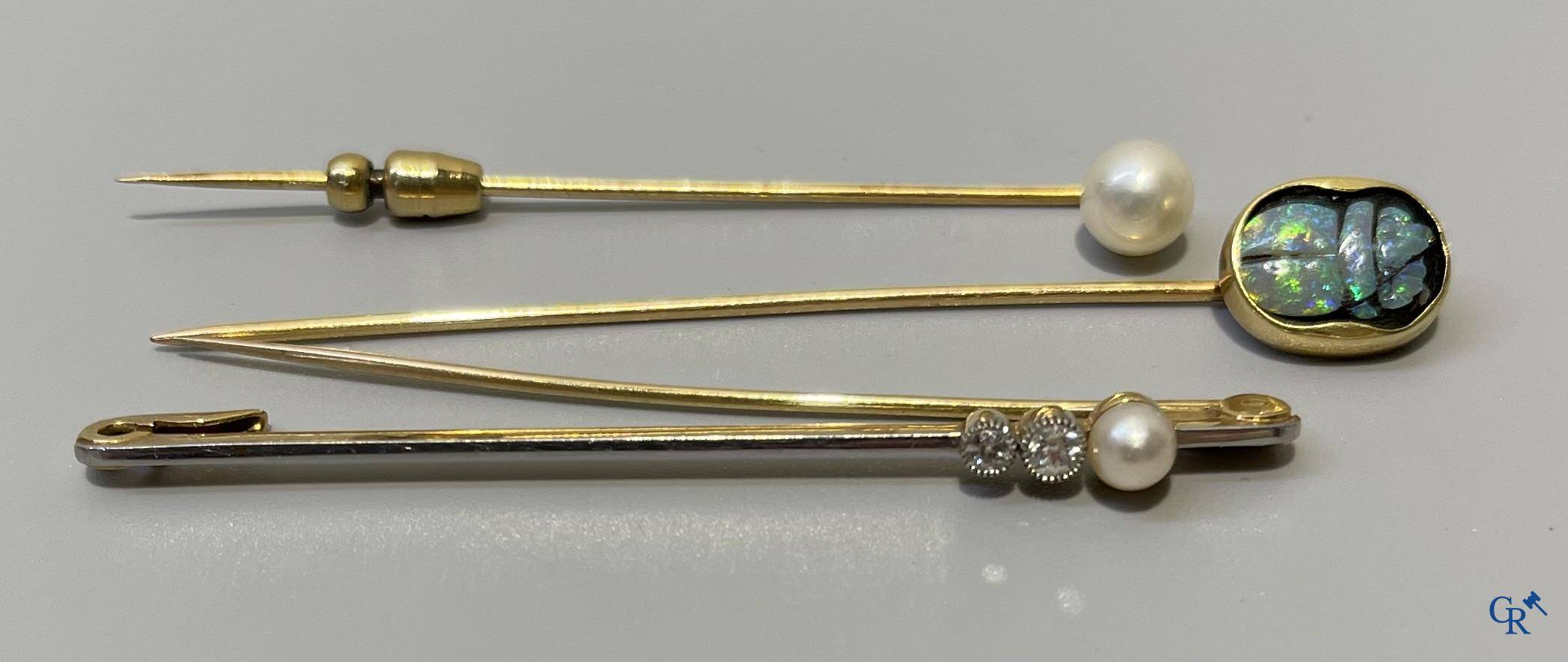 Jewellery, 3 tie pins in gold 750°/00 set with diamonds, pearls and a scarab.