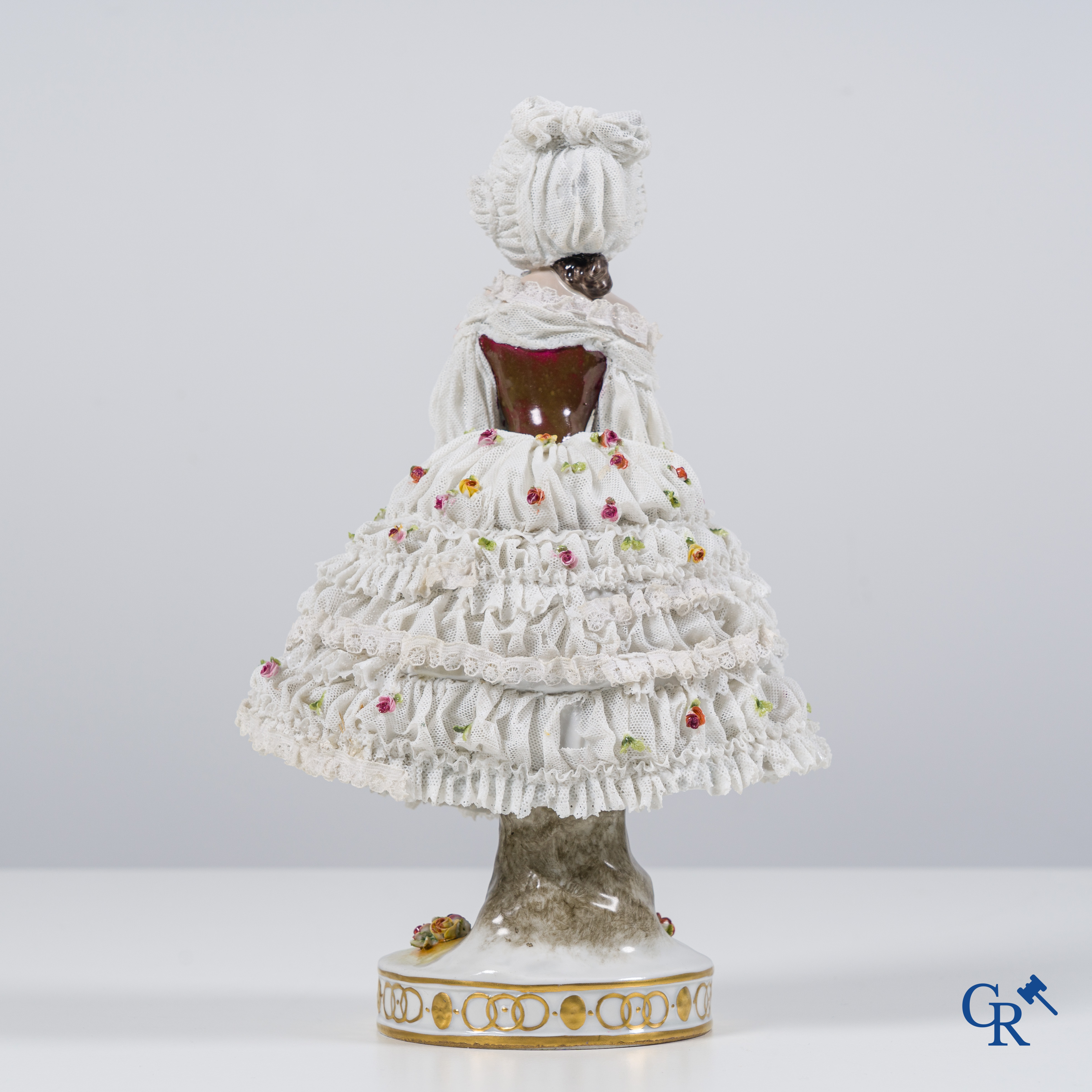 Volkstedt Rudolstadt: Porcelaine en dentelle. Grand statue d'une dame élégante dans une robe belle-époque.