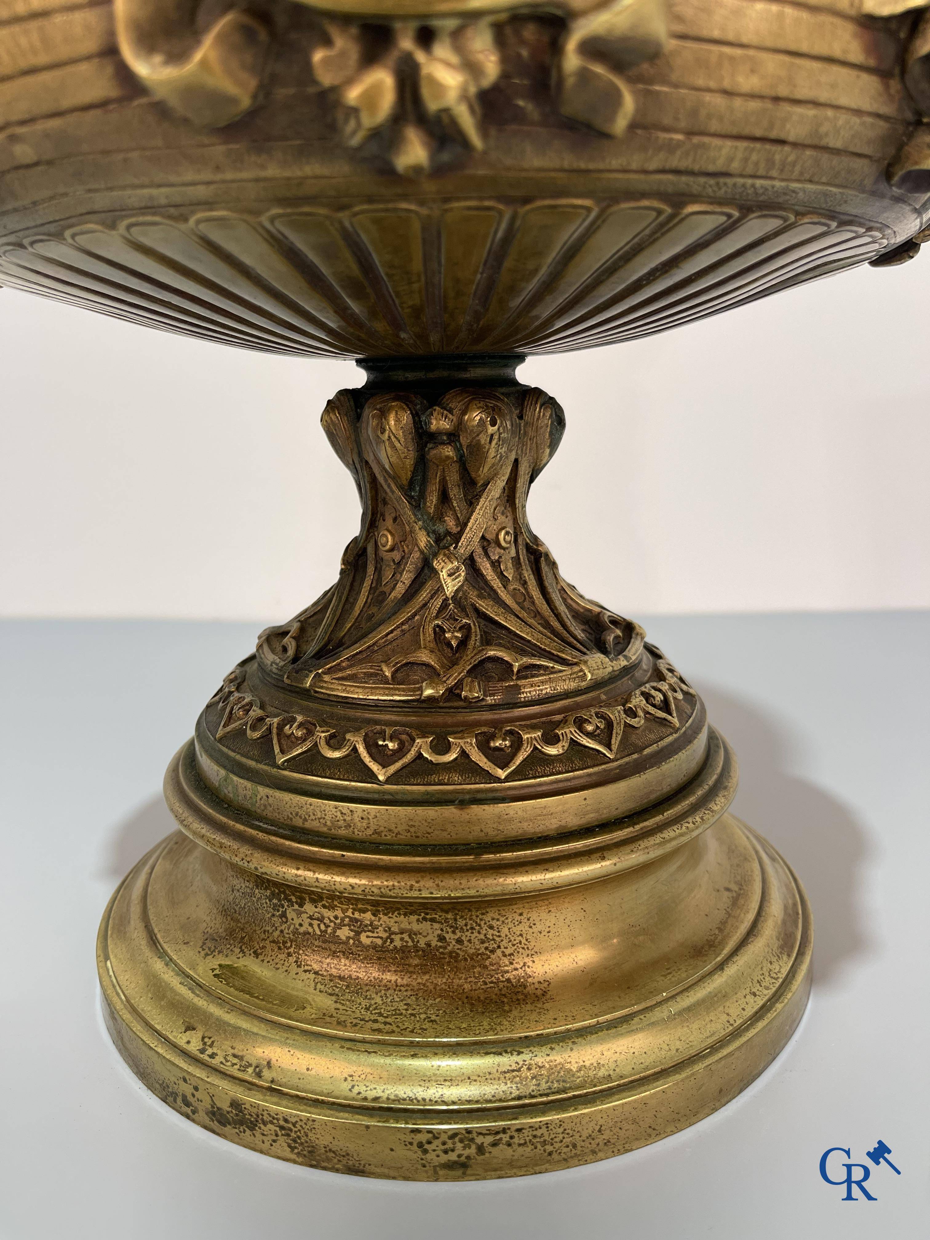 Un imposant pot à tabac en bronze finement travaillée avec les inscriptions "aimer, danser, fumer, boire".<br />
19ème siècle.