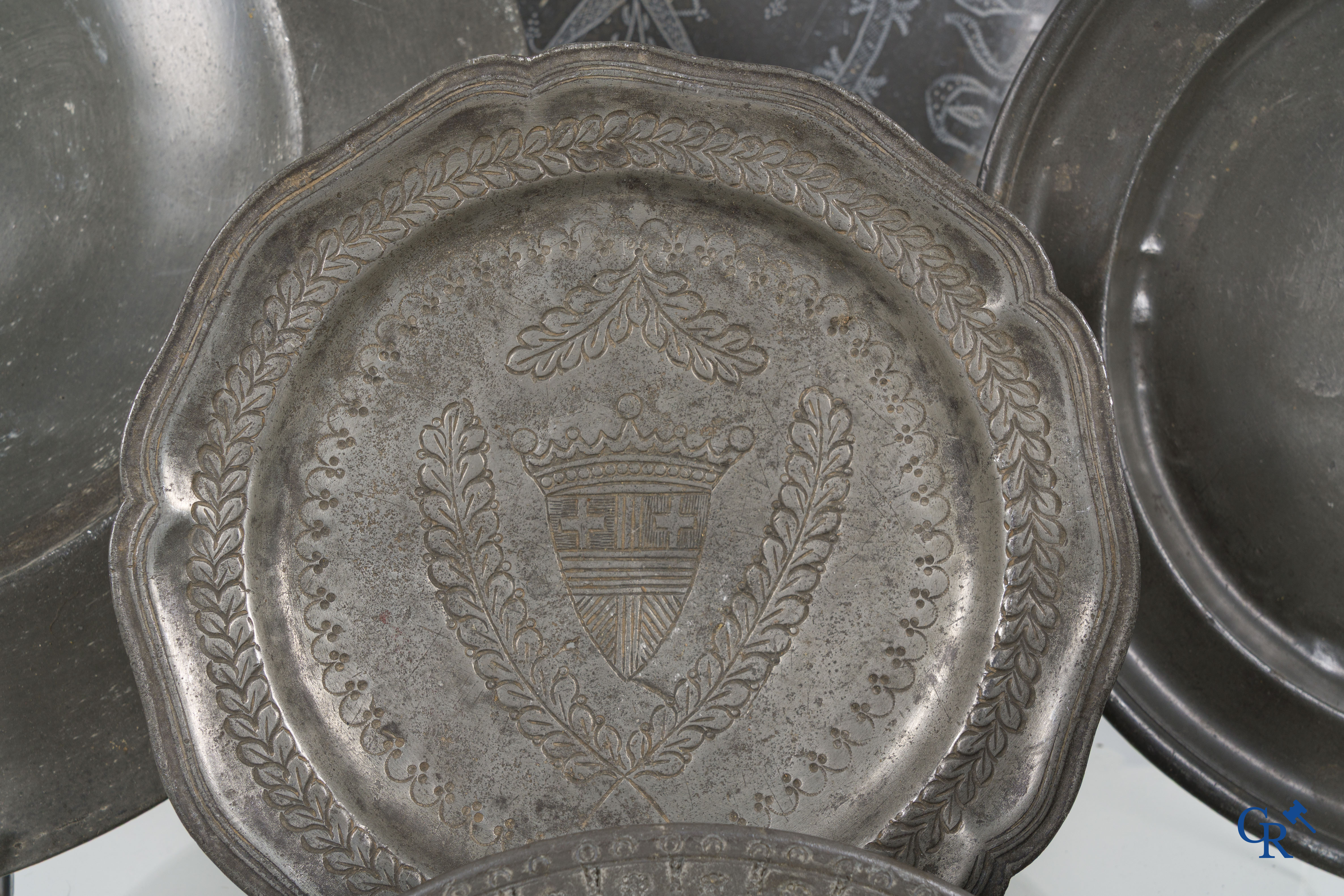 Een groot lot antieke tinnen schotels, waaronder een zeldzame scheerkom. 18e-19e eeuw.