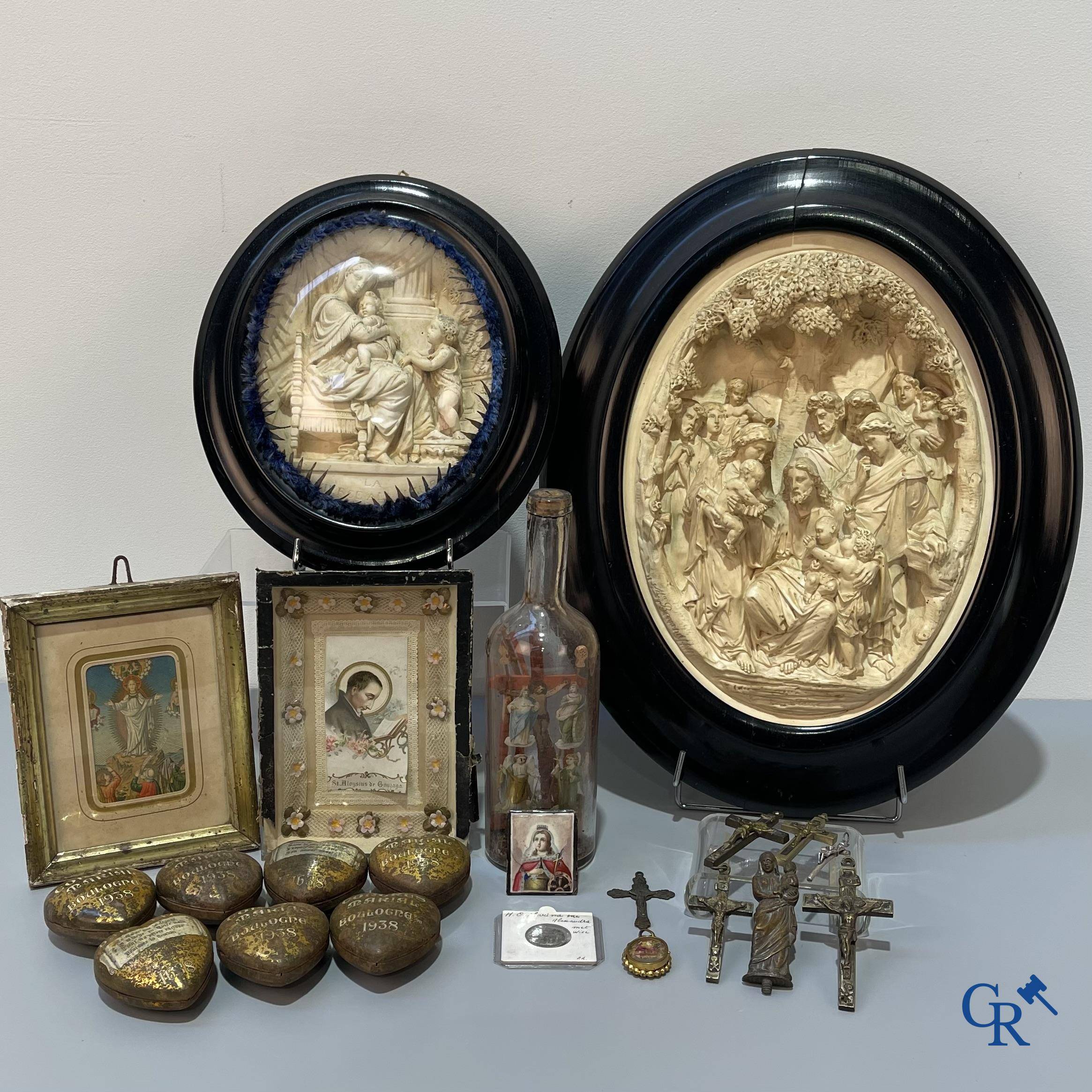 A lot with various religious objects and brocante. Including 2 frames in sepiolite, ex voto hearts, etc.