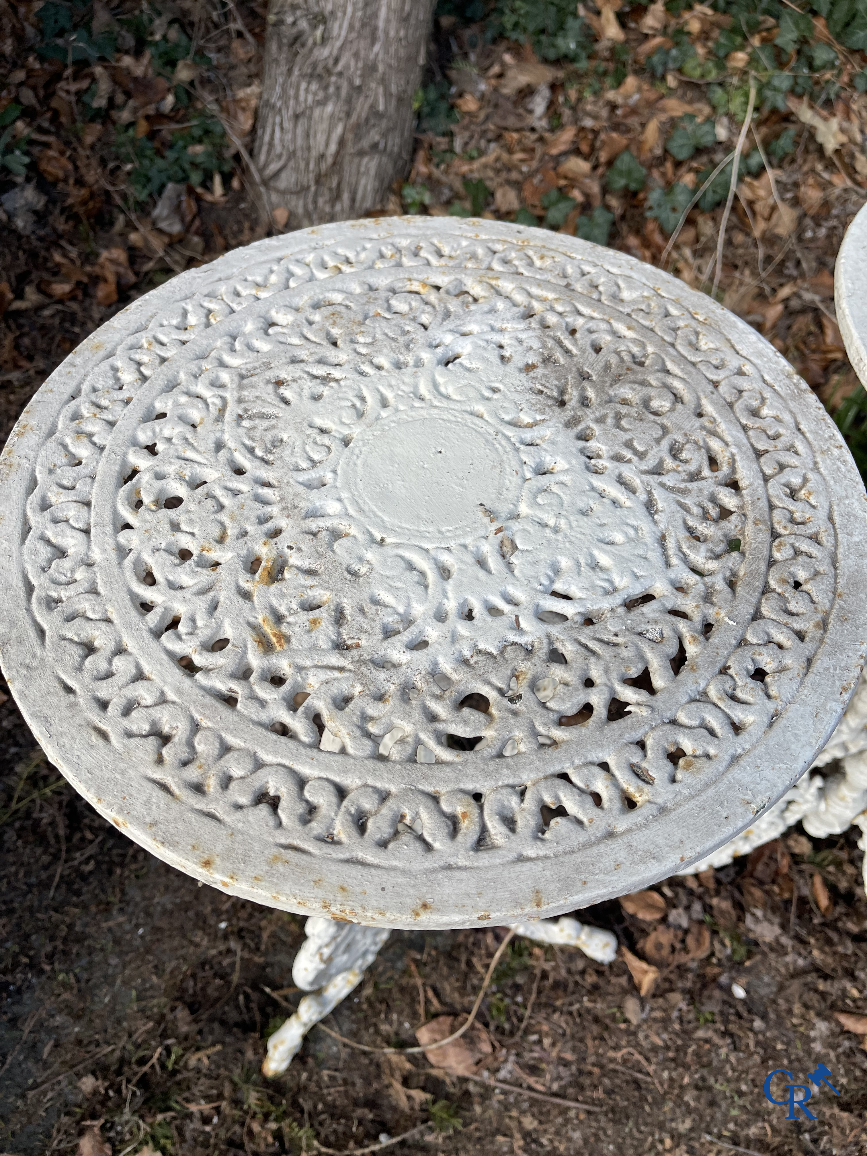 Een reeks van 6 tuinstoelen en 3 geuridons in gietijzer, een metalen tuinbankje bijgevoegd.