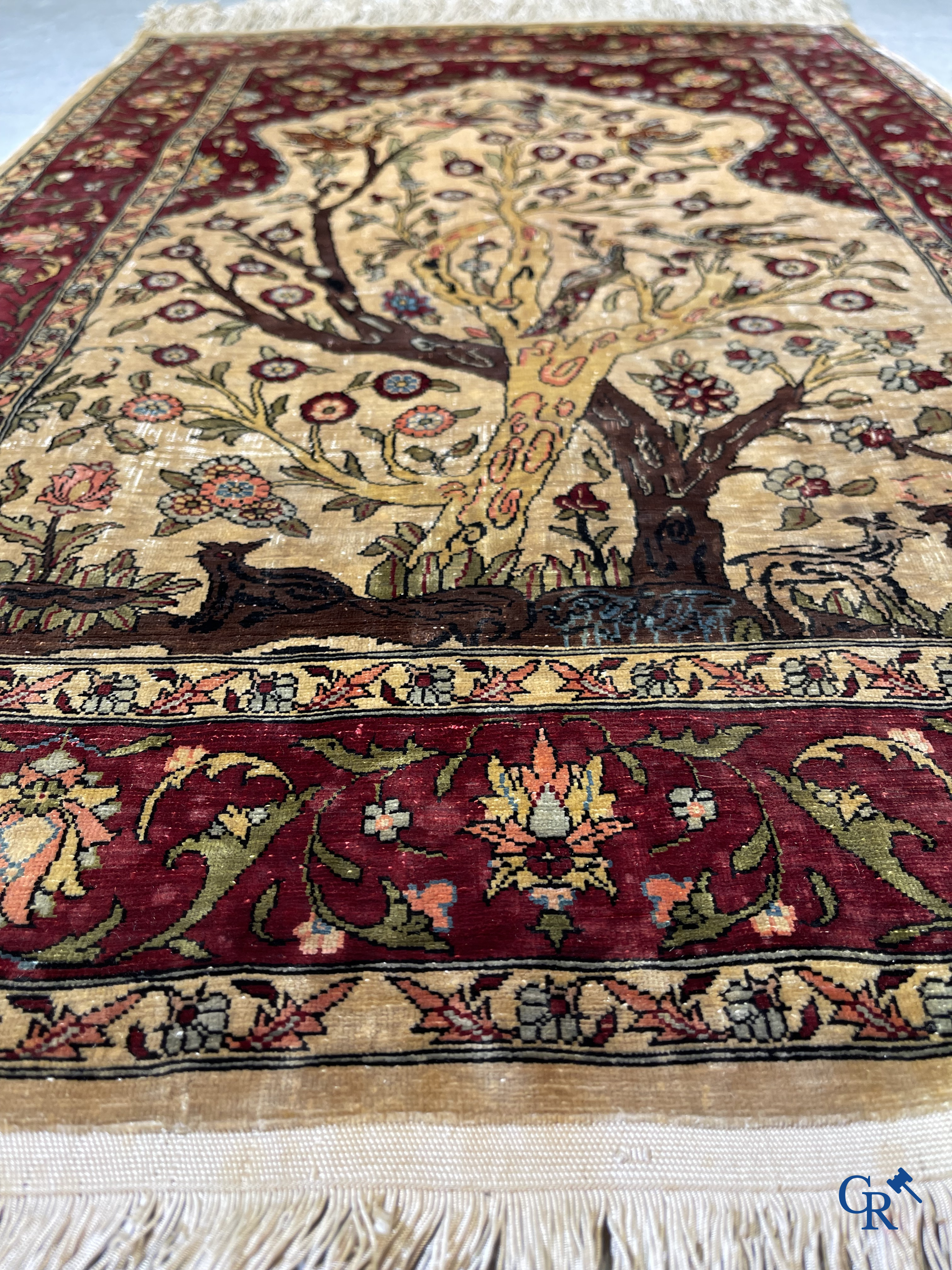 Oosterse tapijten, Hereke, een fijn handgeknoopt en gesigneerd zijden tapijt met een levensboom.
