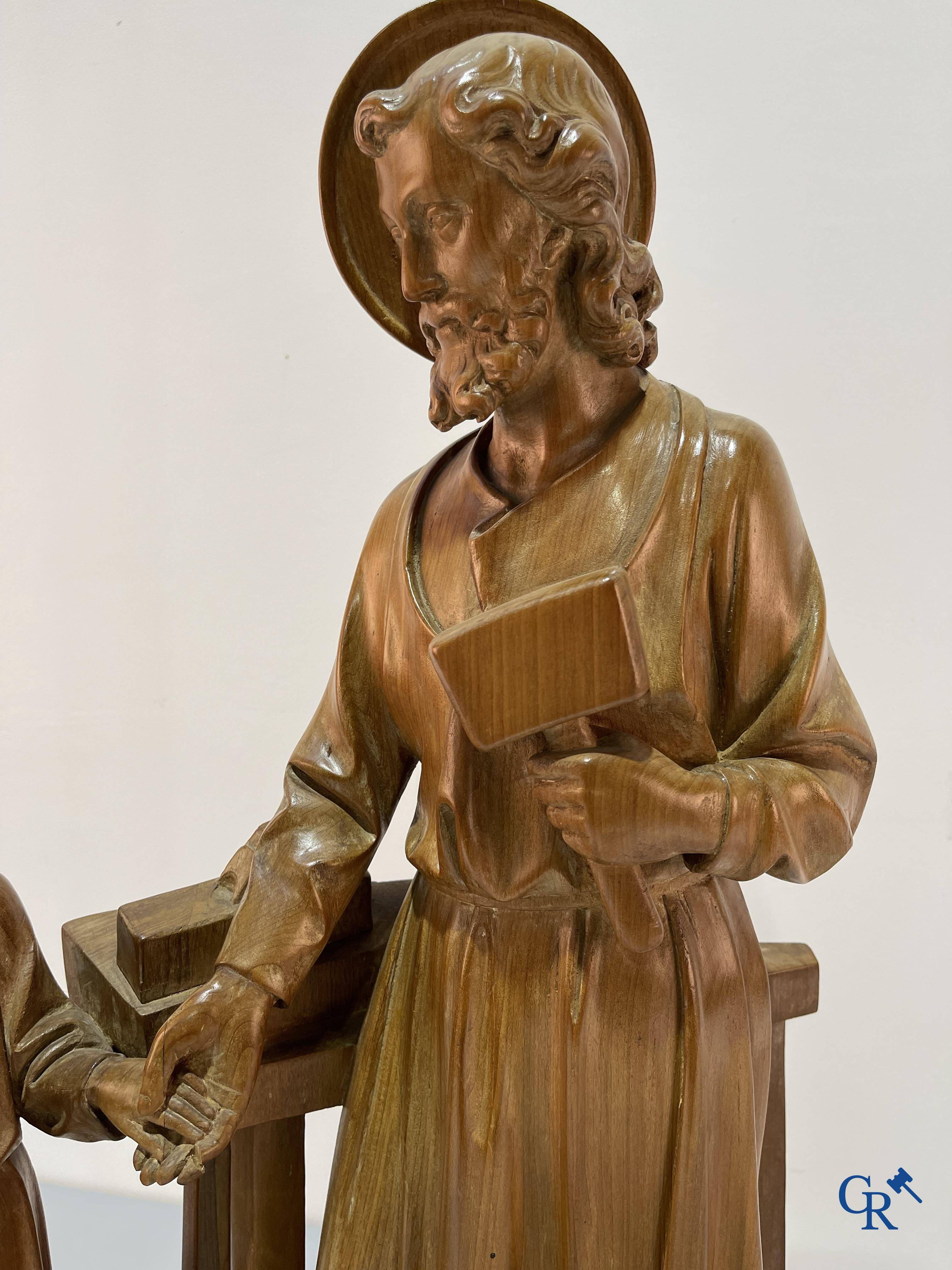 Une rare représentation en bois sculptée de Saint-Joseph avec l'enfant Jésus dans l'atelier du menuisier. Vers 1940.