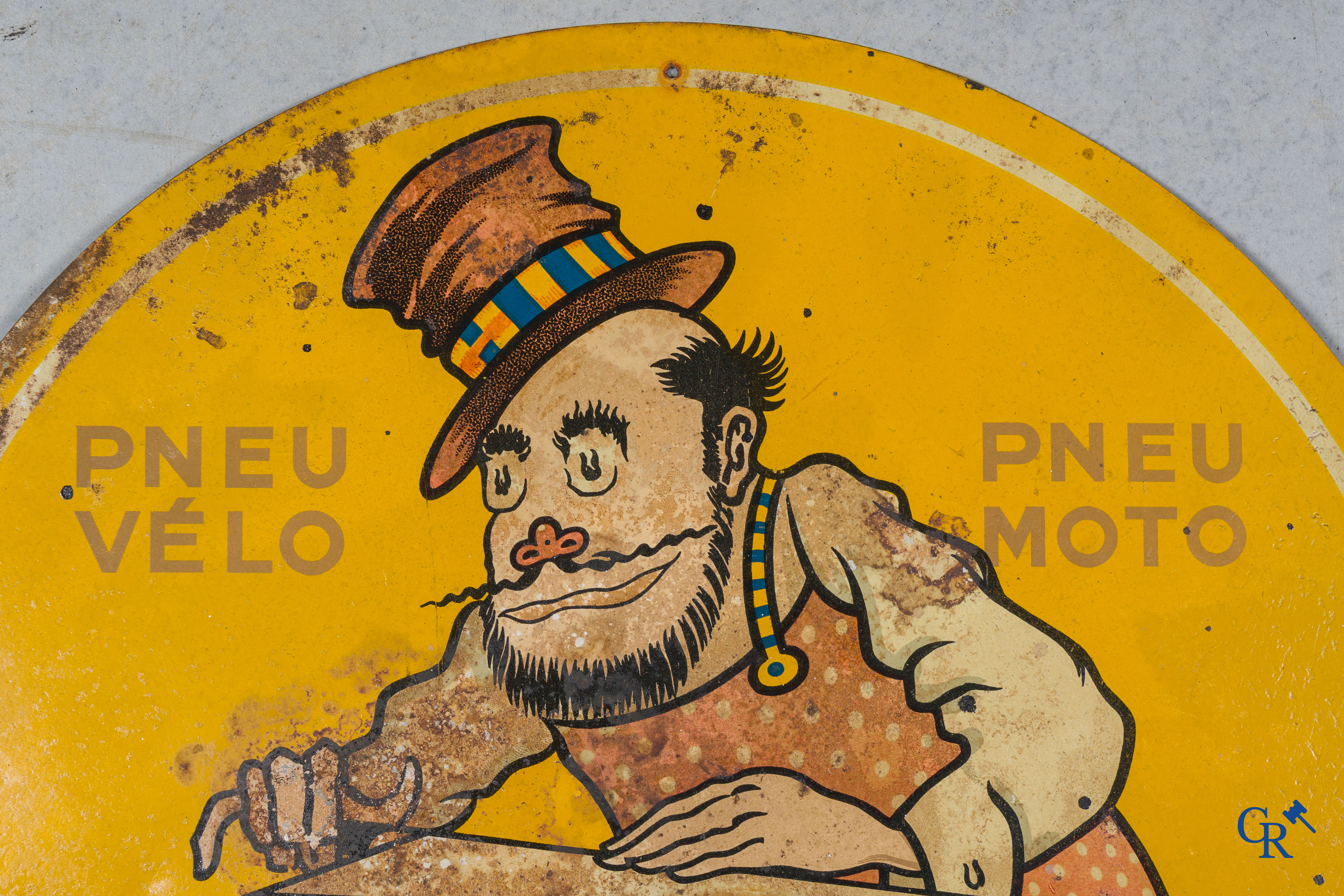 Hutchinson, Reclamebord in beschilderd blik met een illustratie voor fiets- en motorbanden.