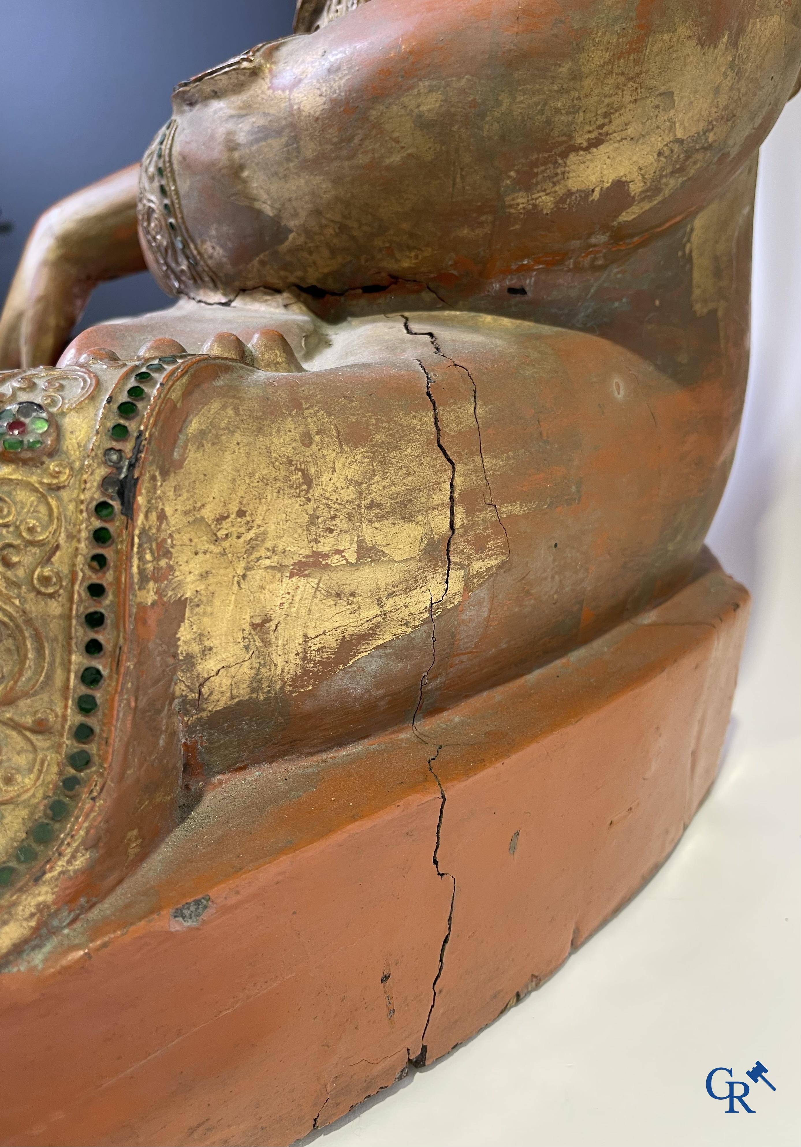 Imposing wooden lacquered Bouddha. Burma, 19th century.