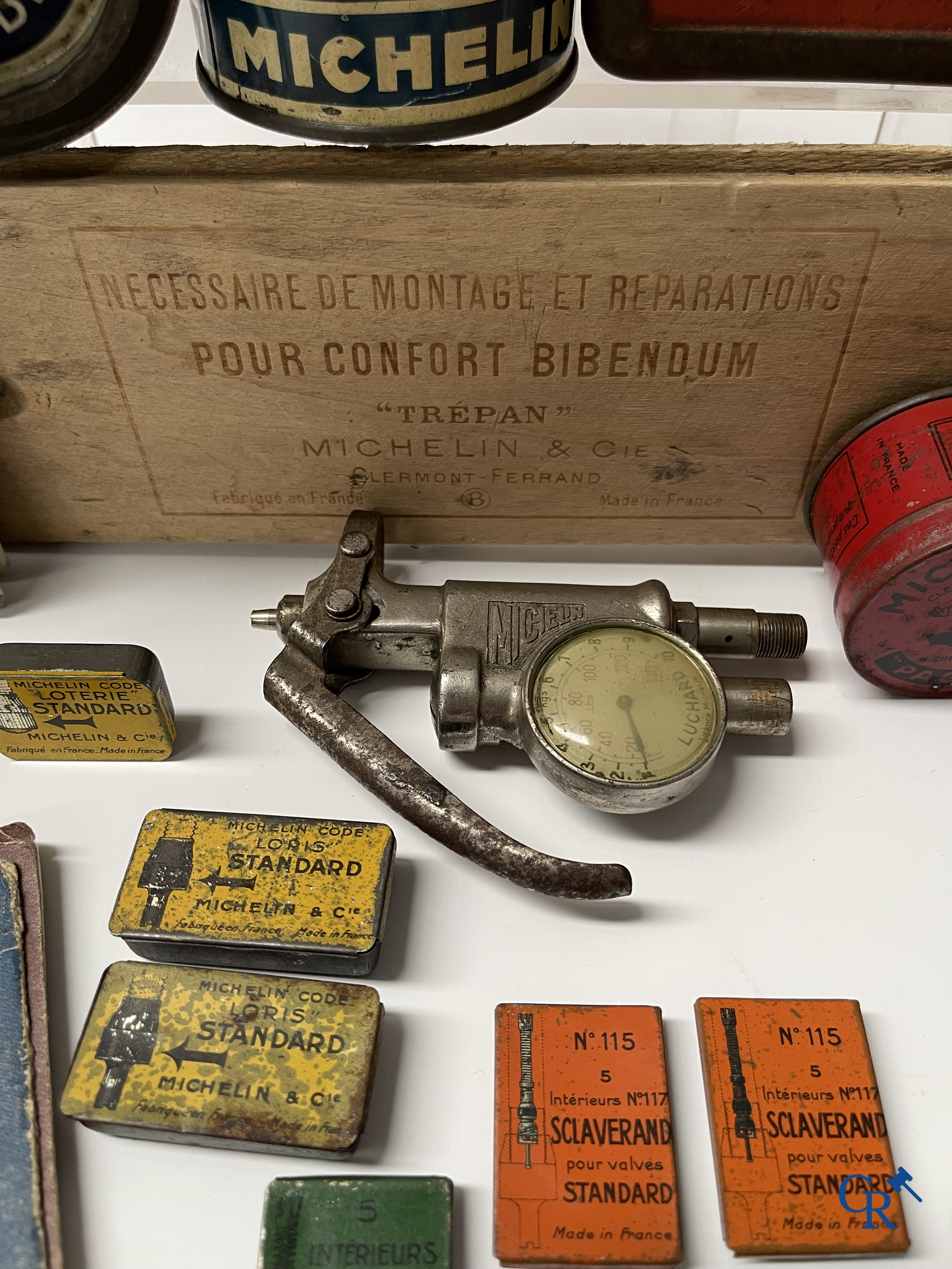 Michelin, an interesting lot with Michelin objects, mainly from the 1920's and 1930's.