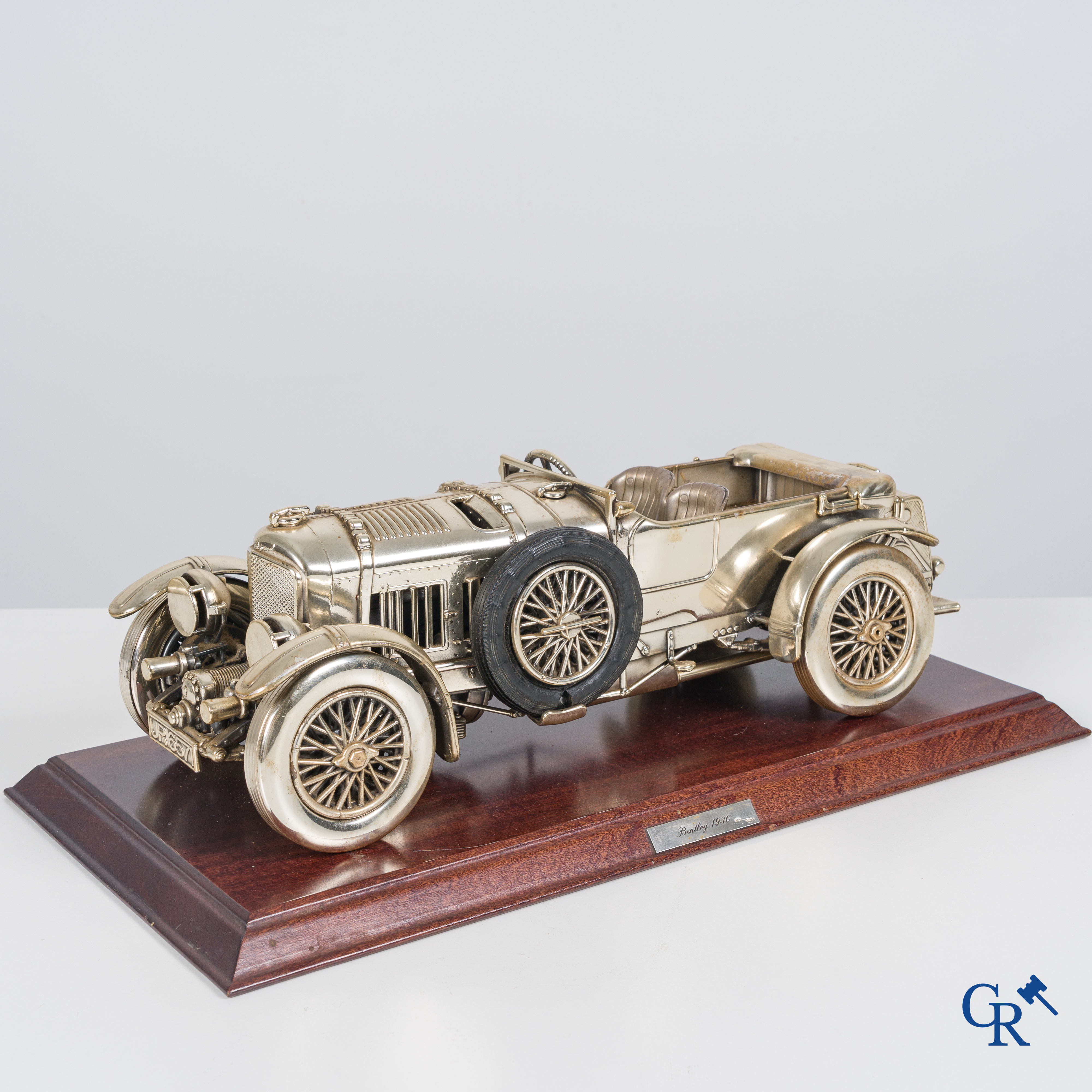 Bentley, een uitzonderlijk fijn gedetailleerd sterling zilveren 925°/00 schaalmodel van een 30 er jaren Bentley.