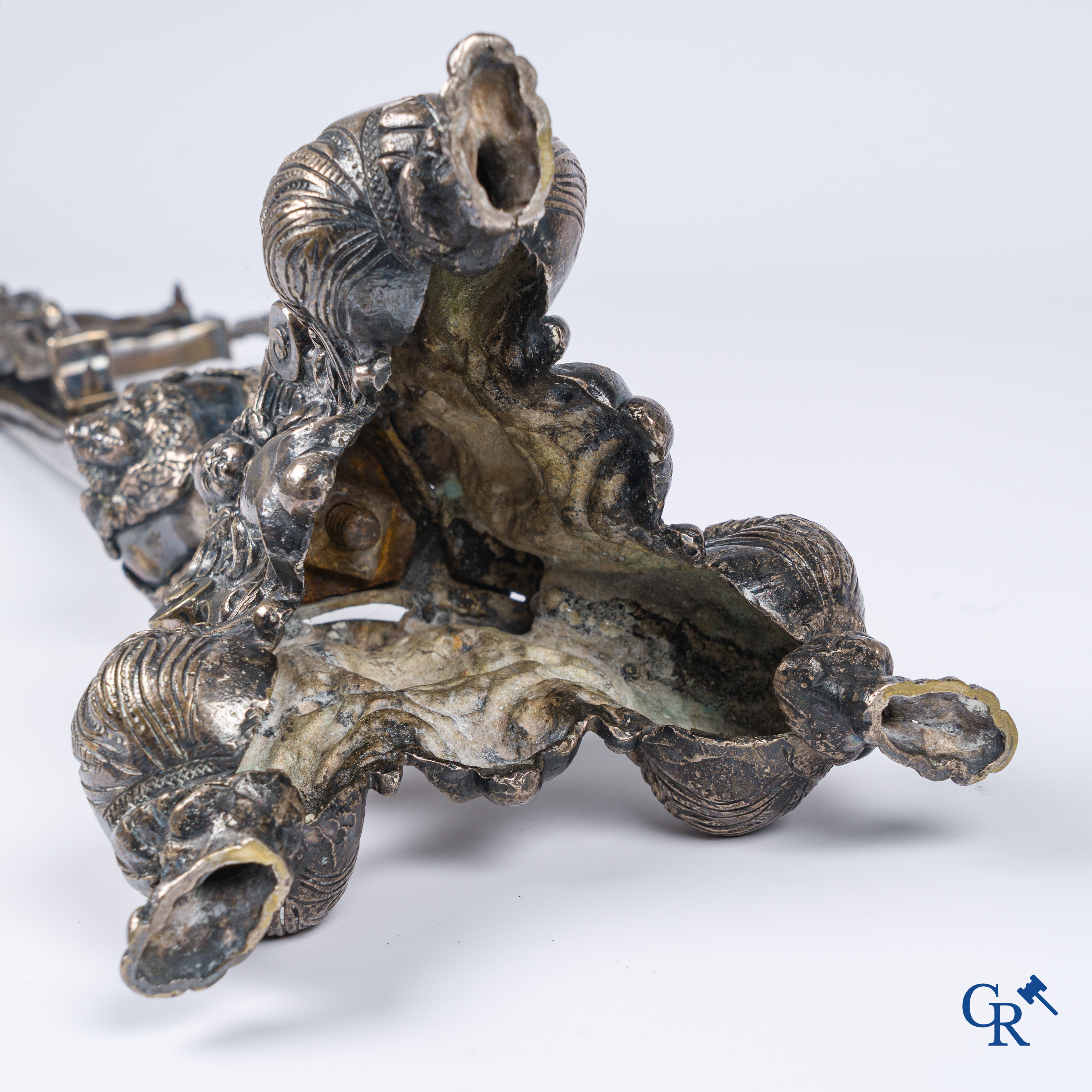 Religieuze objecten. Een groot verzilverd bronzen kruisbeeld. Barok, 17e-18e eeuw.