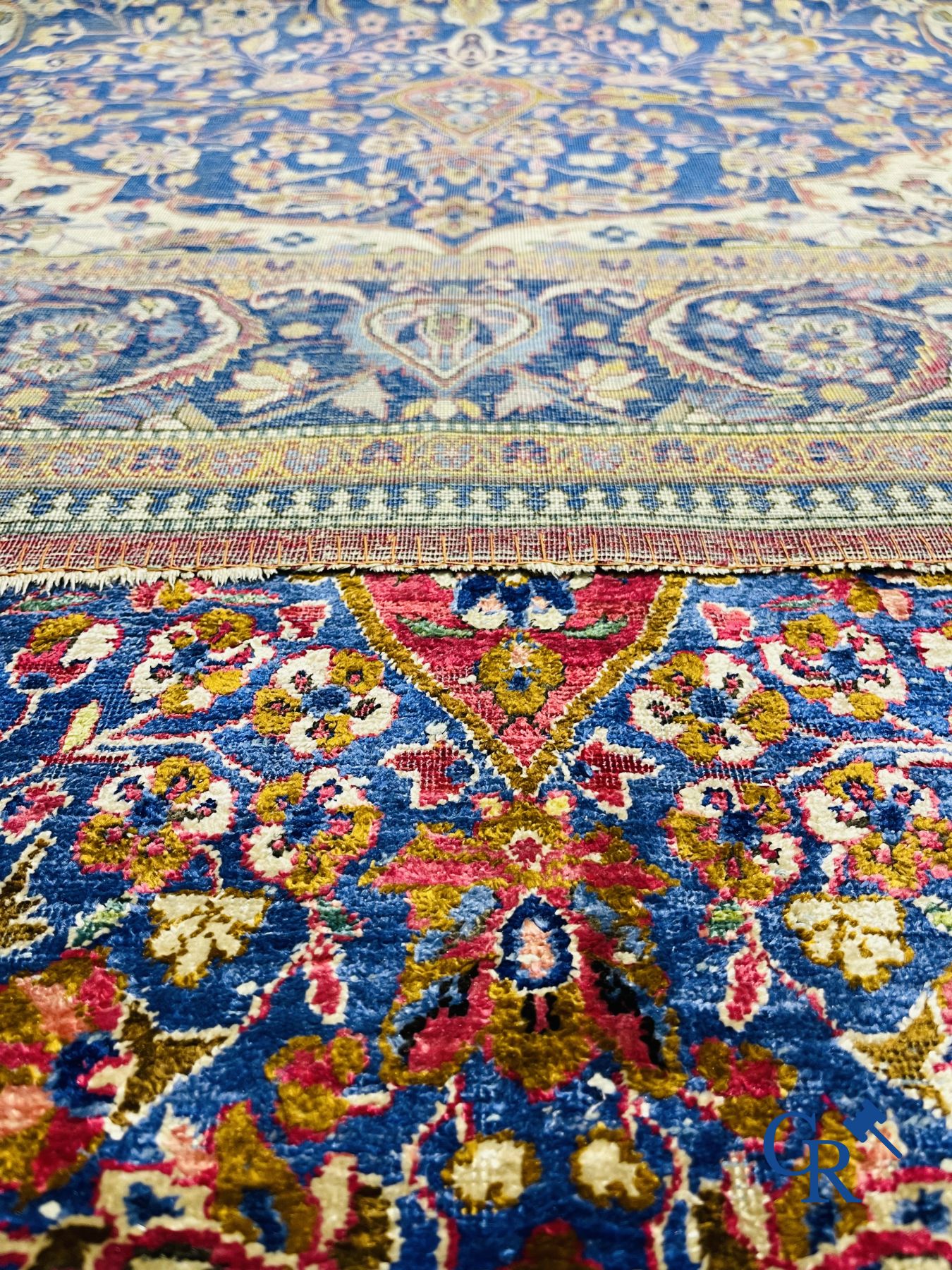 Tapis: Ancien tapis en soie, décor floral.