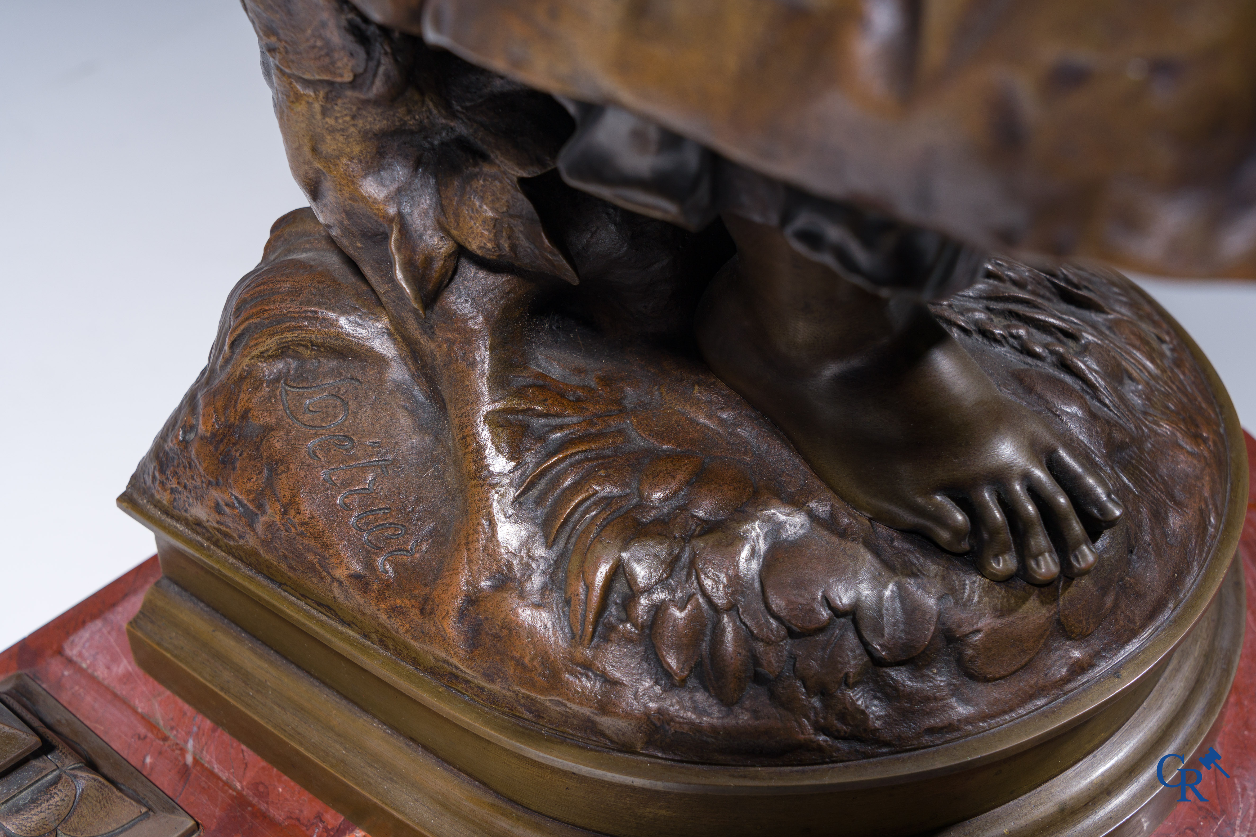 Pierre Louis Détrier (1822-1897) Een imposante pendule in brons en rood geaderde marmer. 19de eeuw.