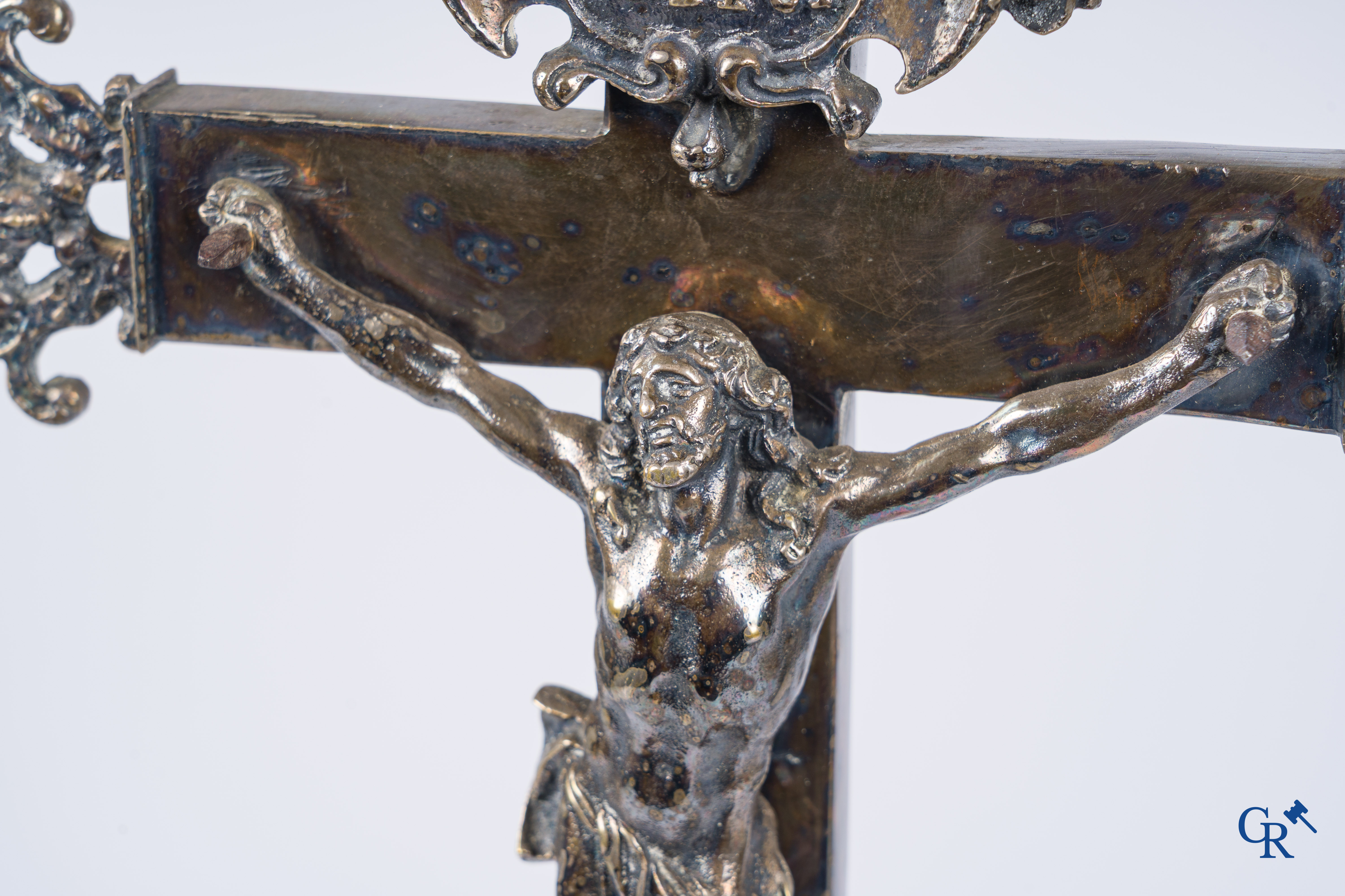 Religieuze objecten. Een groot verzilverd bronzen kruisbeeld. Barok, 17e-18e eeuw.