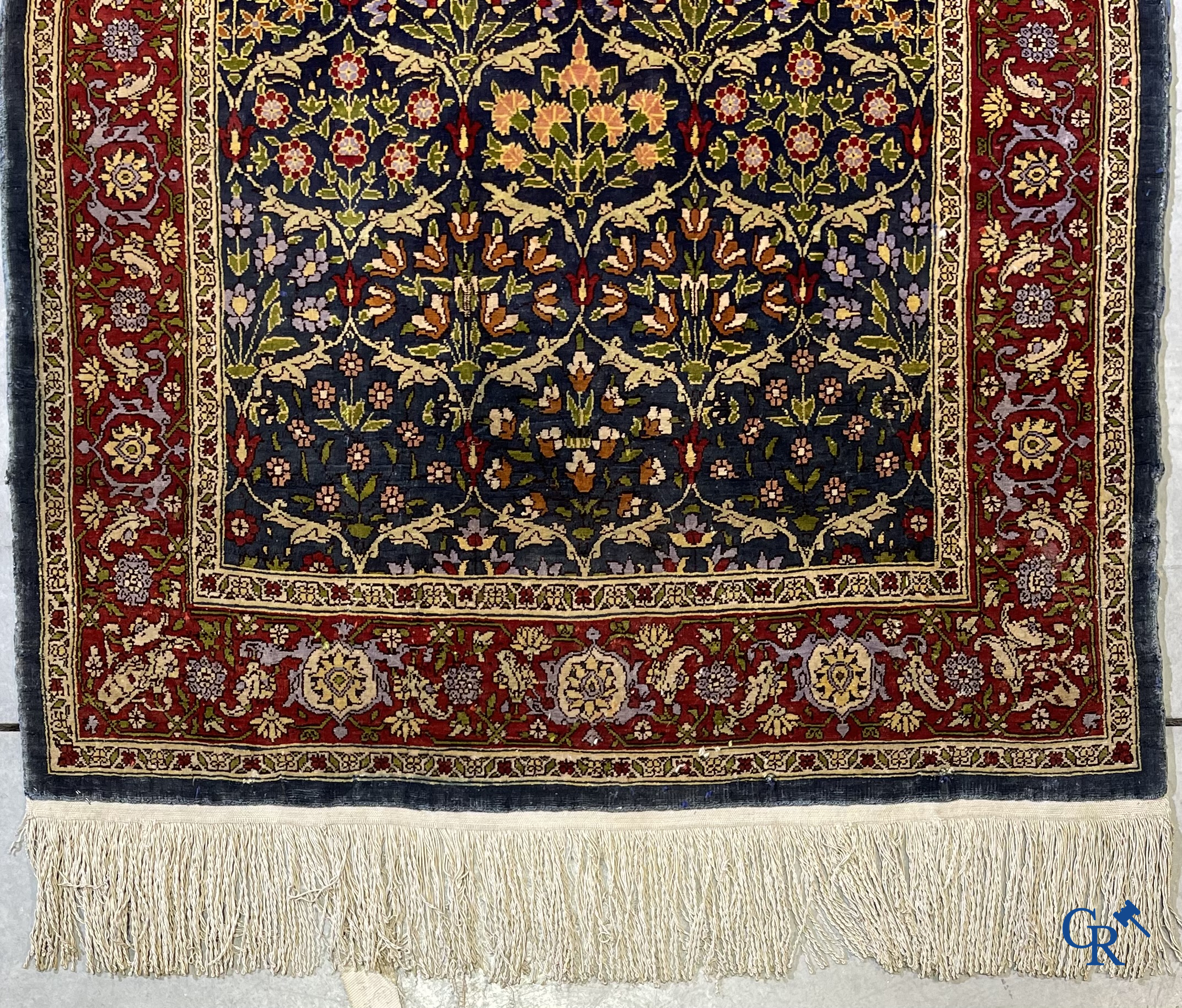 Oosterse tapijten, een fijn handgeknoopt zijden tapijt met floraal decor.